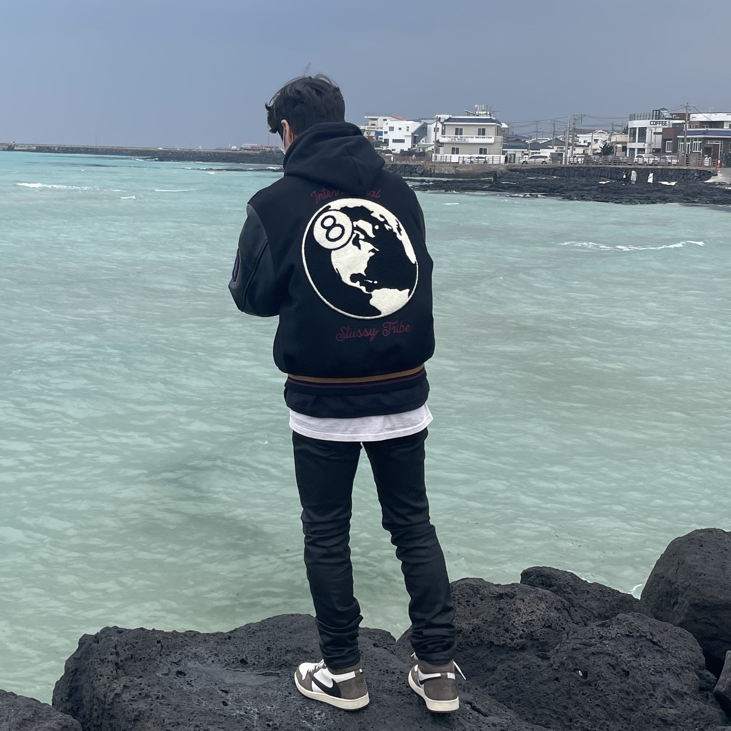 Jordan 1 x Travis Scott Retro High OG SP Mocha, Stussy 40th Anniversary IST Jacket (Ny.LT.La) 착용 스타일