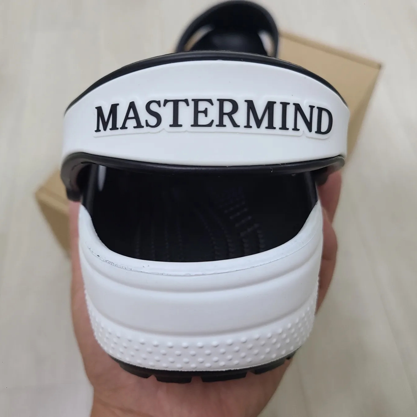 Crocs x Mastermind Classic Clog Black White 착용 스타일 - 3