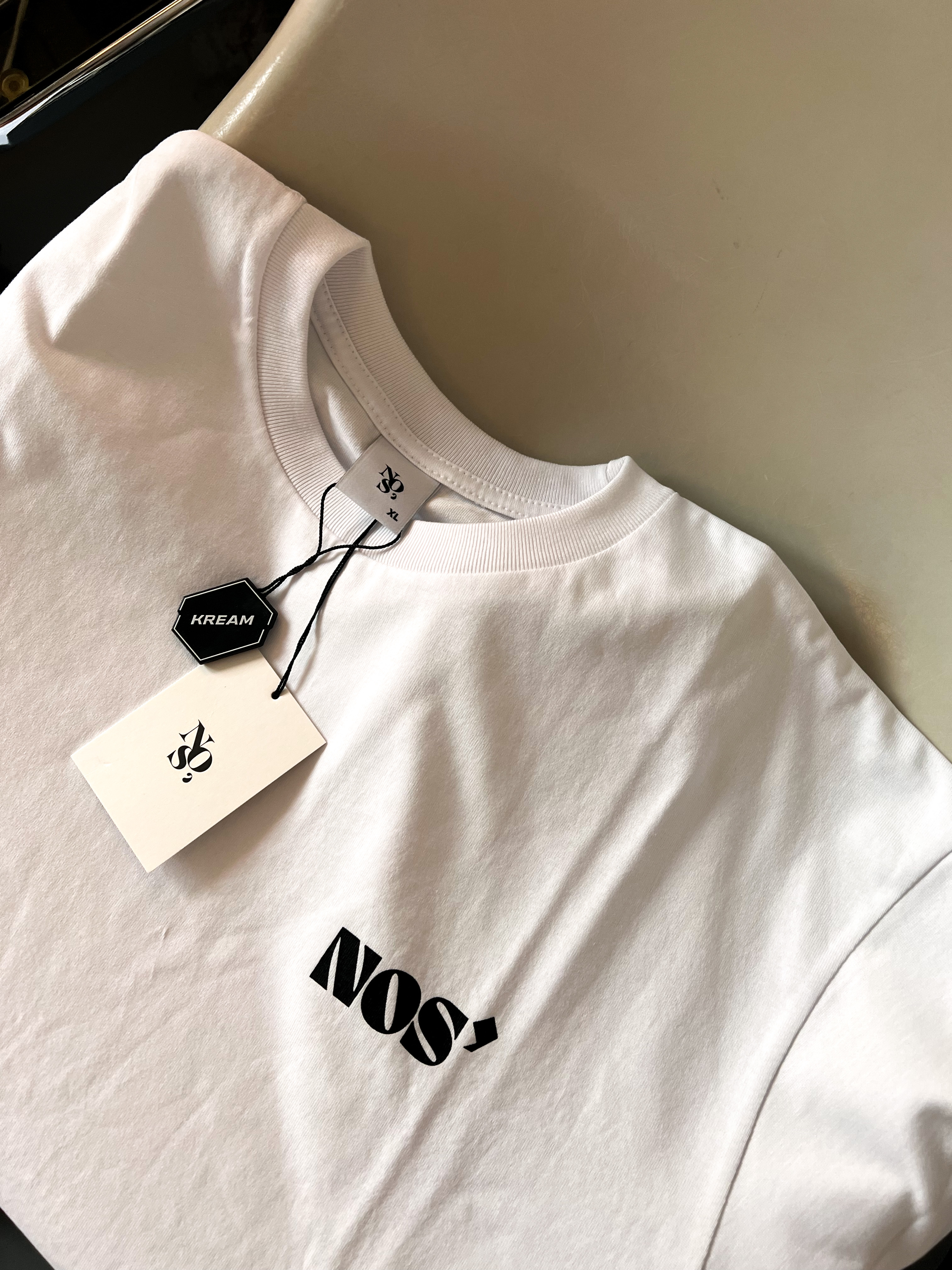 NOS7 Black Signature Logo Box Fit T-Shirt White 착용 스타일 - 4