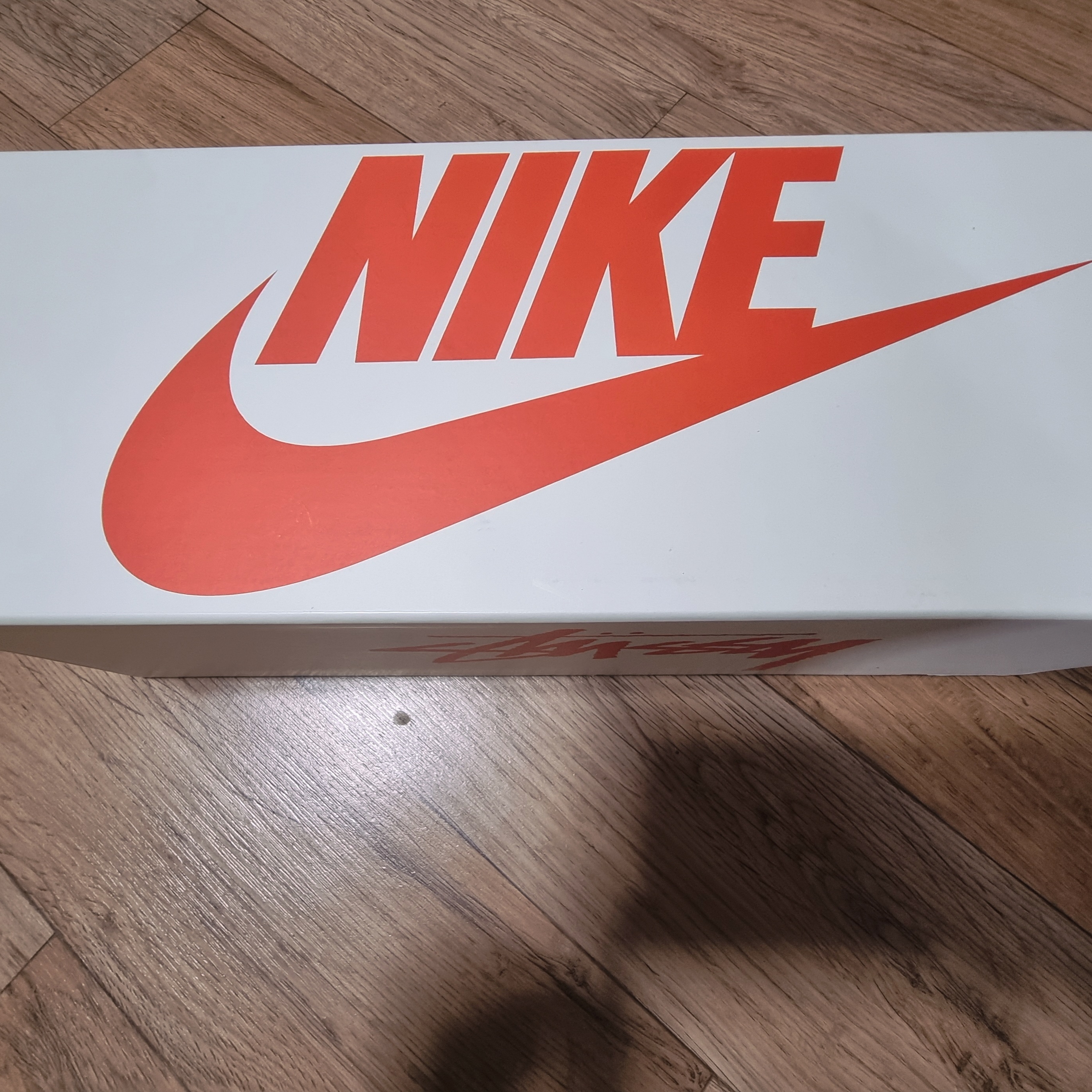 Nike x Stussy Benassi Hemp Slide Fossil Stone 착용 스타일 - 1