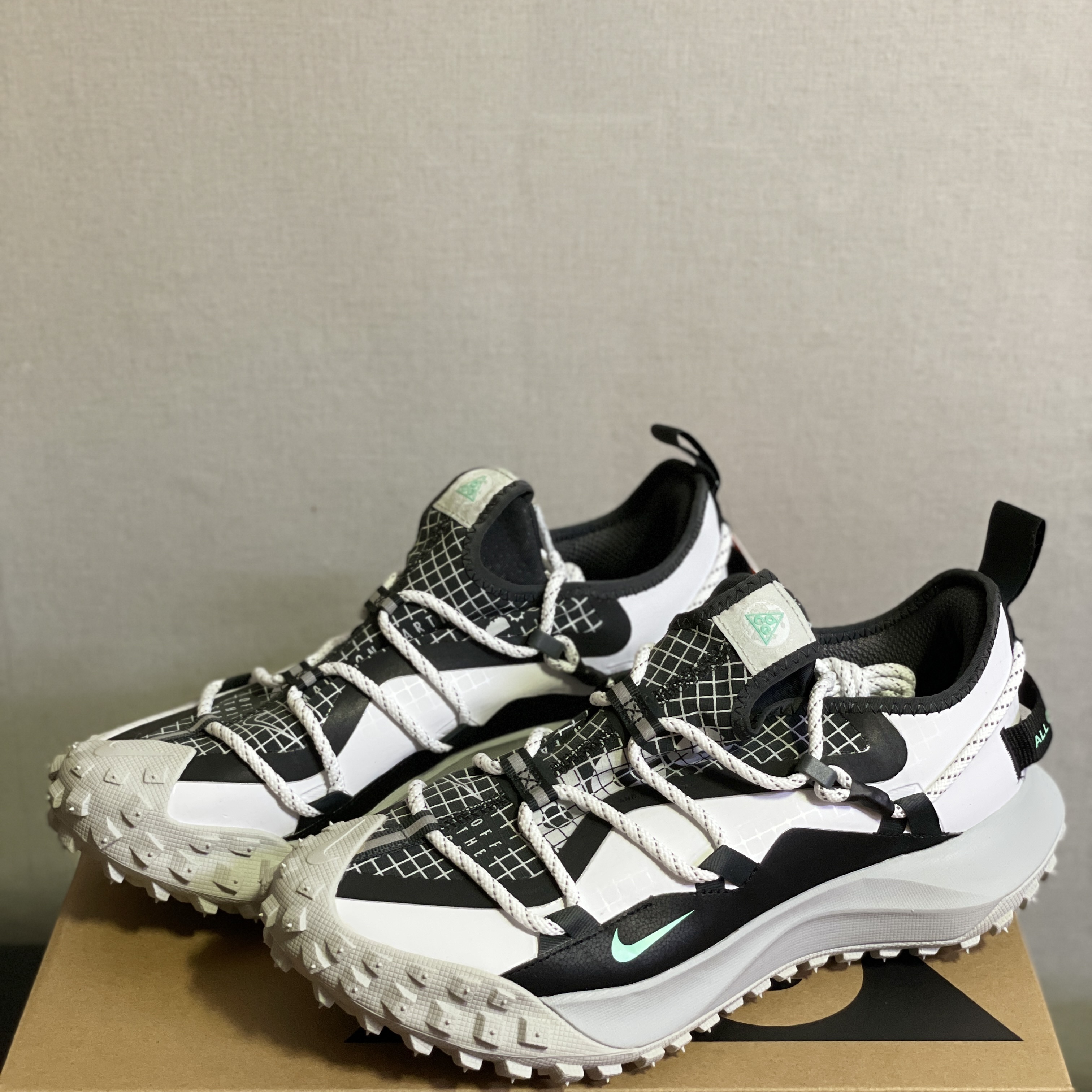 Nike ACG Mountain Fly Low SE White and Black 착용 스타일 - 1