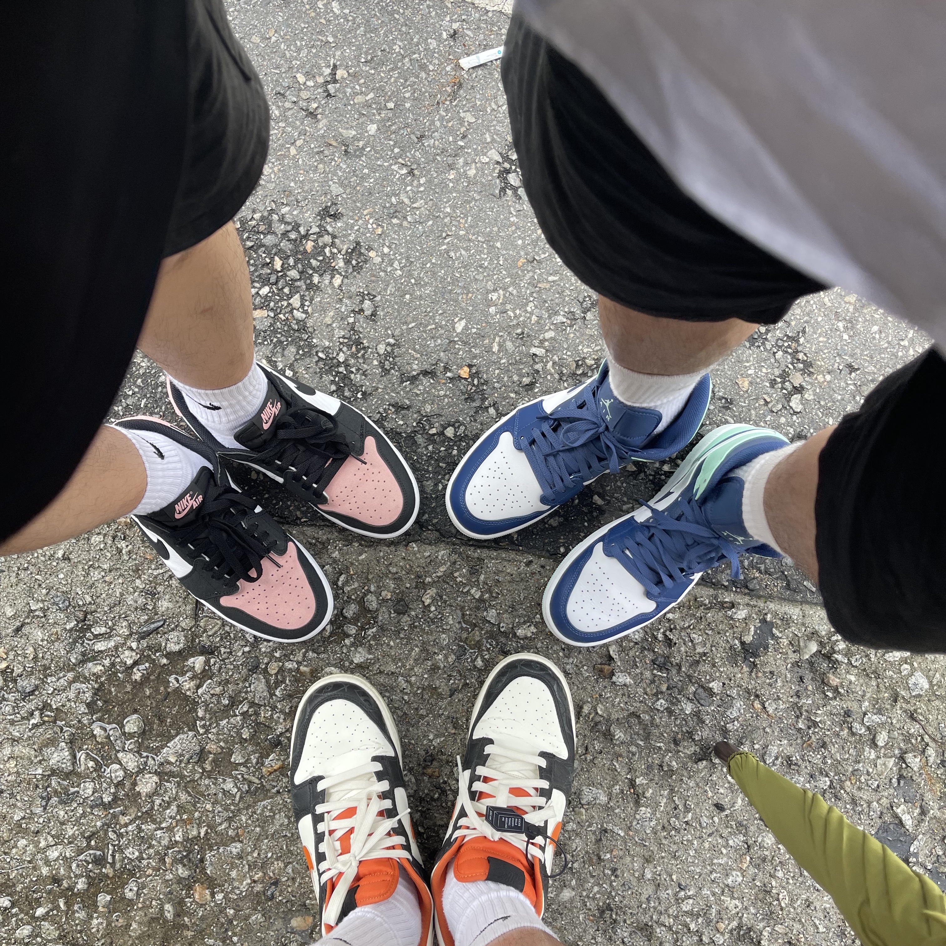 Nike Dunk Low Retro PRM Halloween, Jordan 1 Mid Blue Mint 착용 스타일