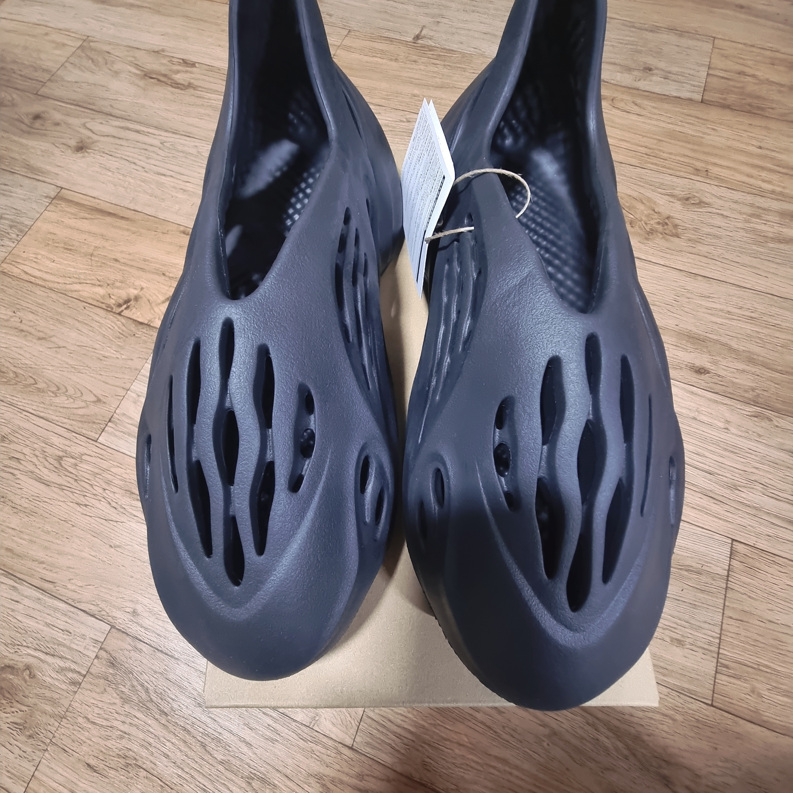 Adidas Yeezy Foam RNNR Onyx 착용 스타일 - 3