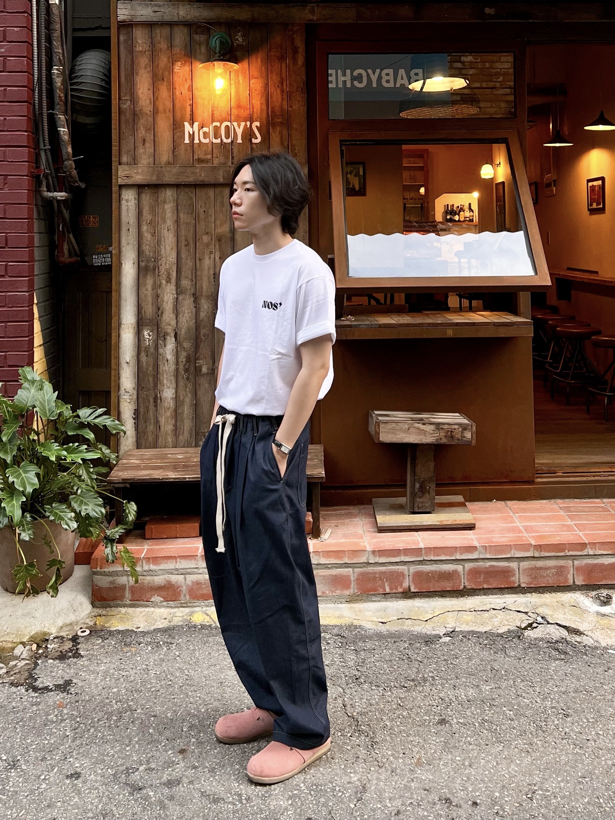 NOS7 Black Signature Logo Box Fit T-Shirt White 착용 스타일 - 1
