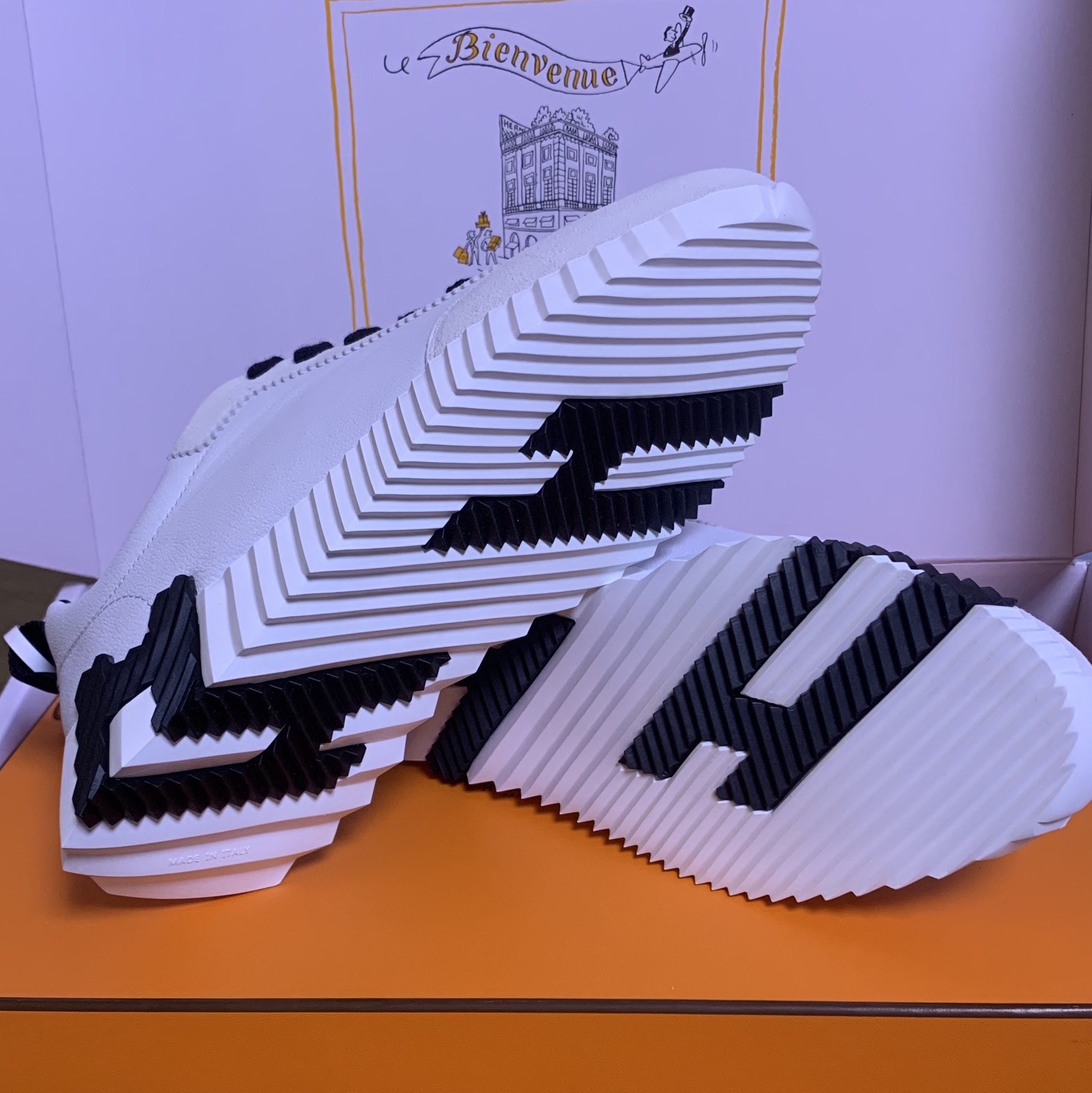 (W) Hermes Bouncing Sneakers Sport Suede Goatskin & Blanc Noir 착용 스타일