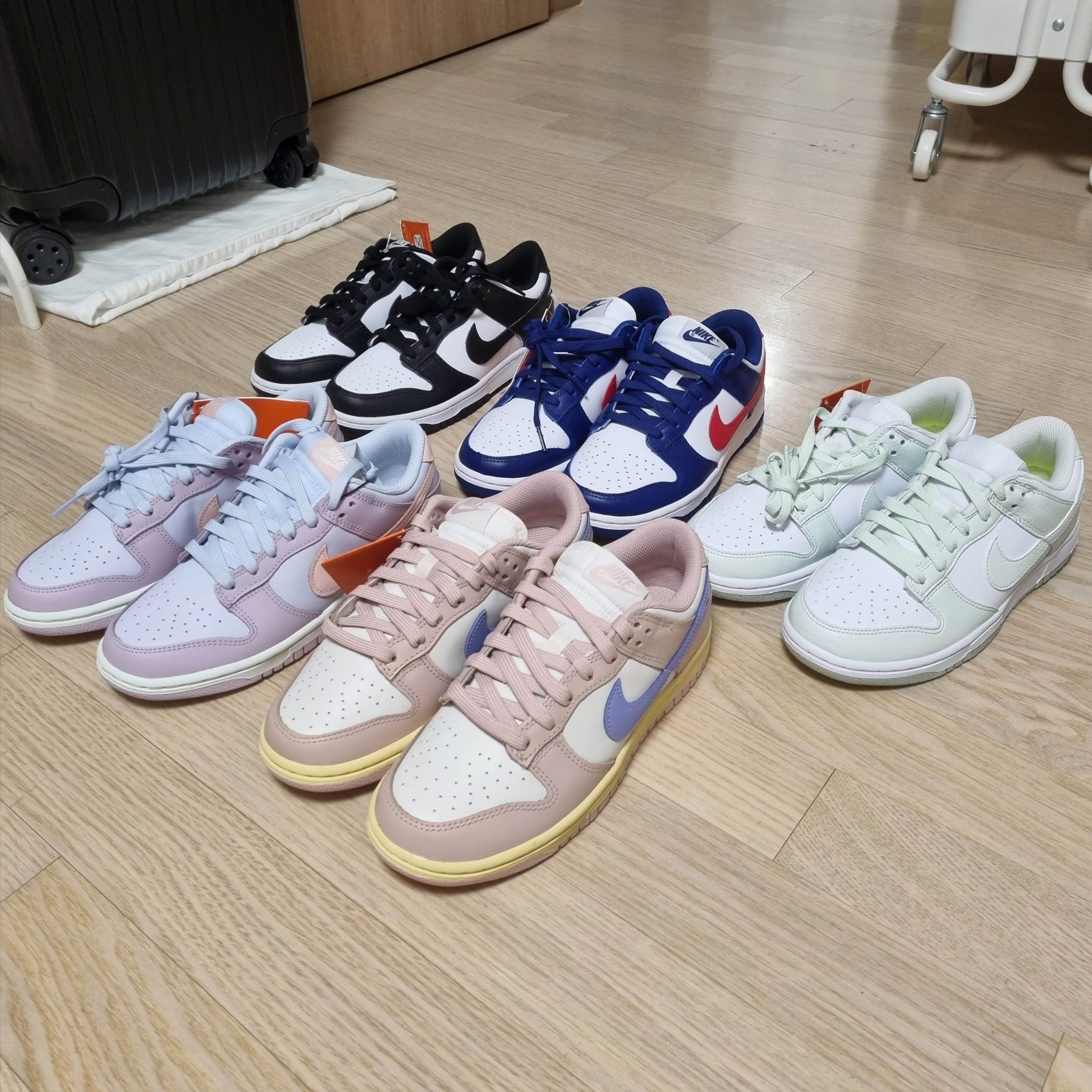 (GS) Nike Dunk Low Black, (W) Nike Dunk Low White and University Red 착용 스타일 - 2