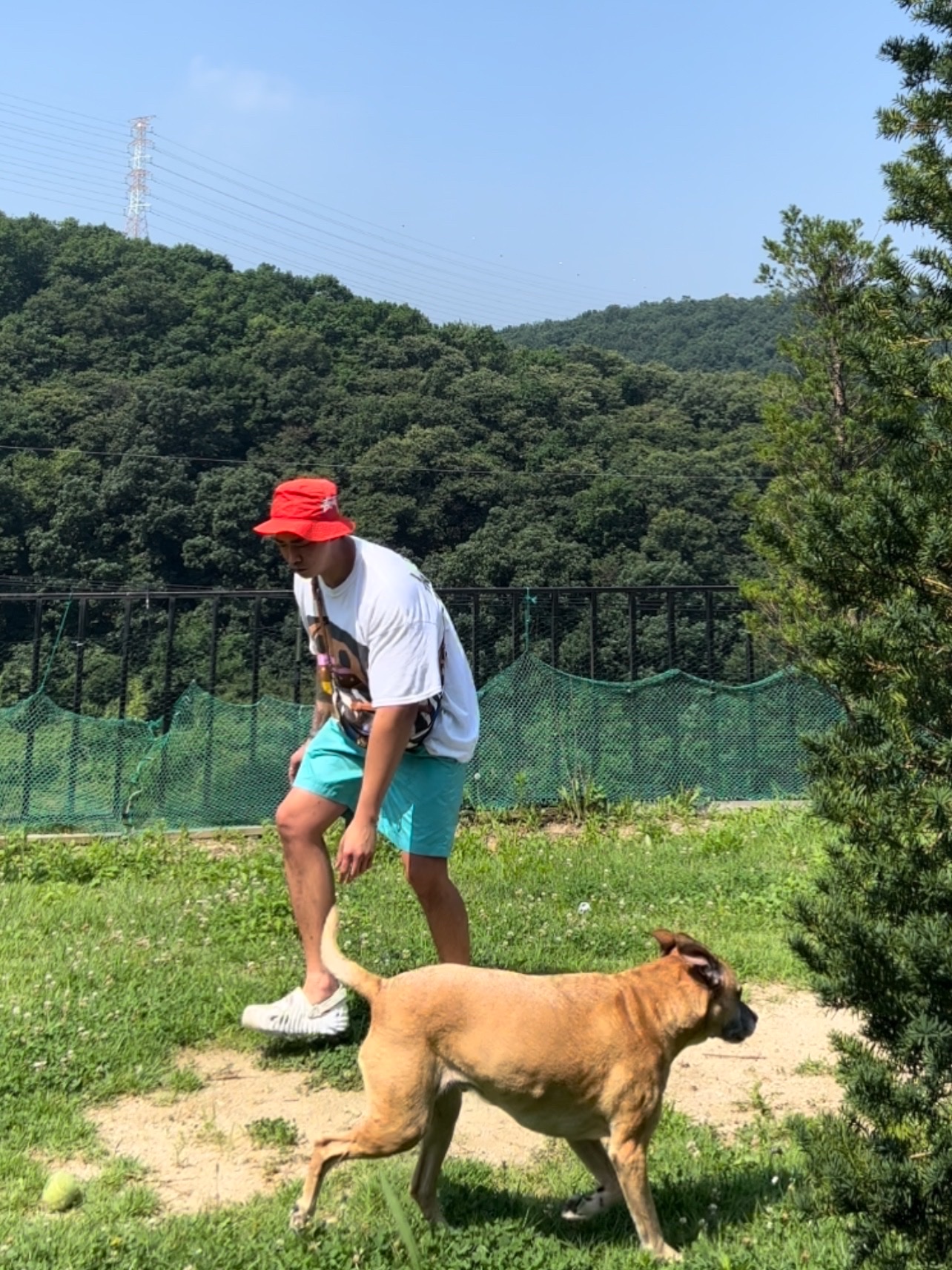 Nike x Stussy Bucket Hat Habanero Red, Crocs x Salehe Bembury Pollex Clog Stratus 착용 스타일 - 4