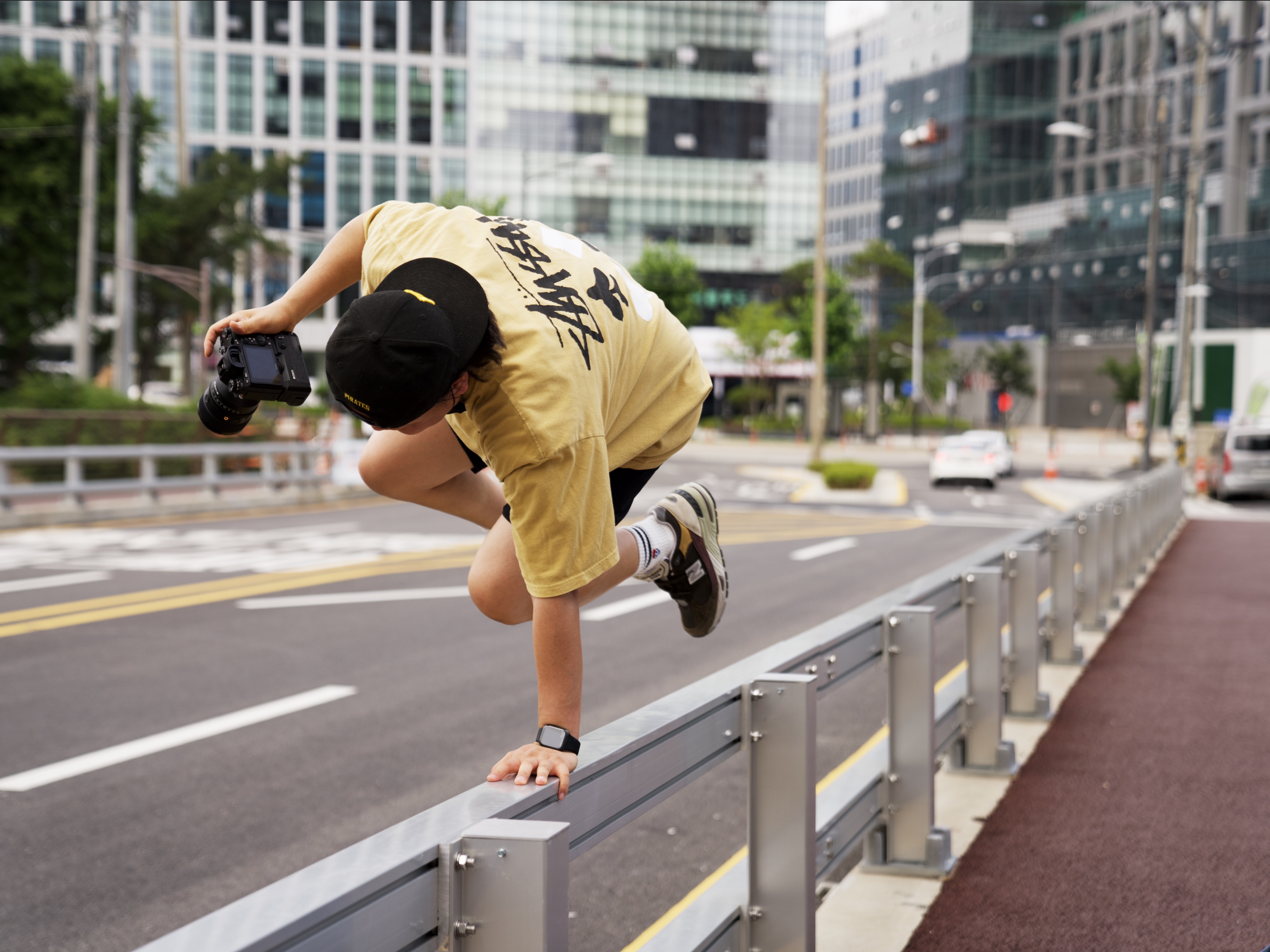 New Balance 991 Made in UK Brown Yellow, Stussy Full Deck 2 T-Shirt Khaki 착용 스타일