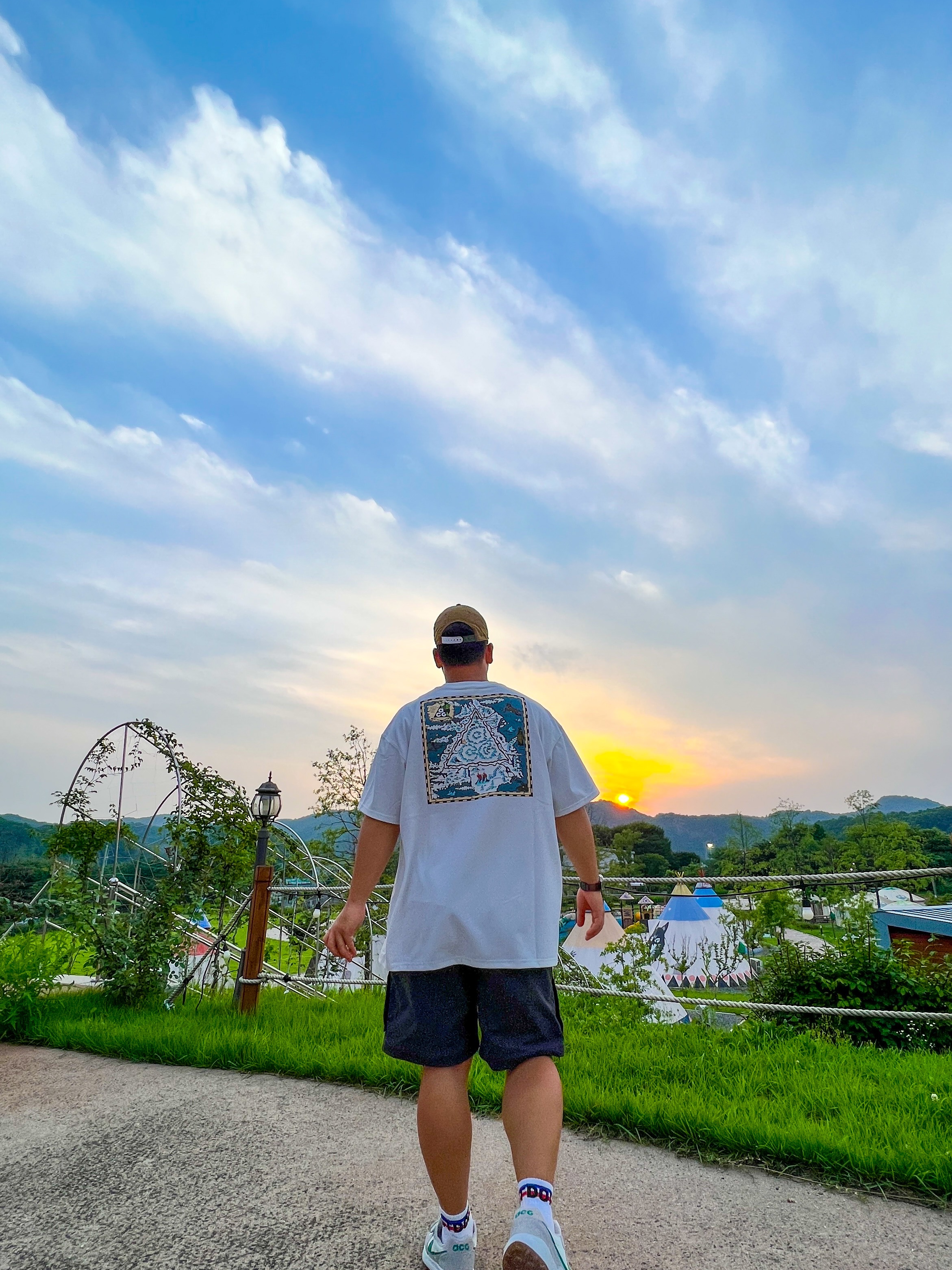 Nike ACG Lowcate Light Iron Ore, Nike ACG Iceland Map T-Shirt Summit White - US/EU 착용 스타일 - 2