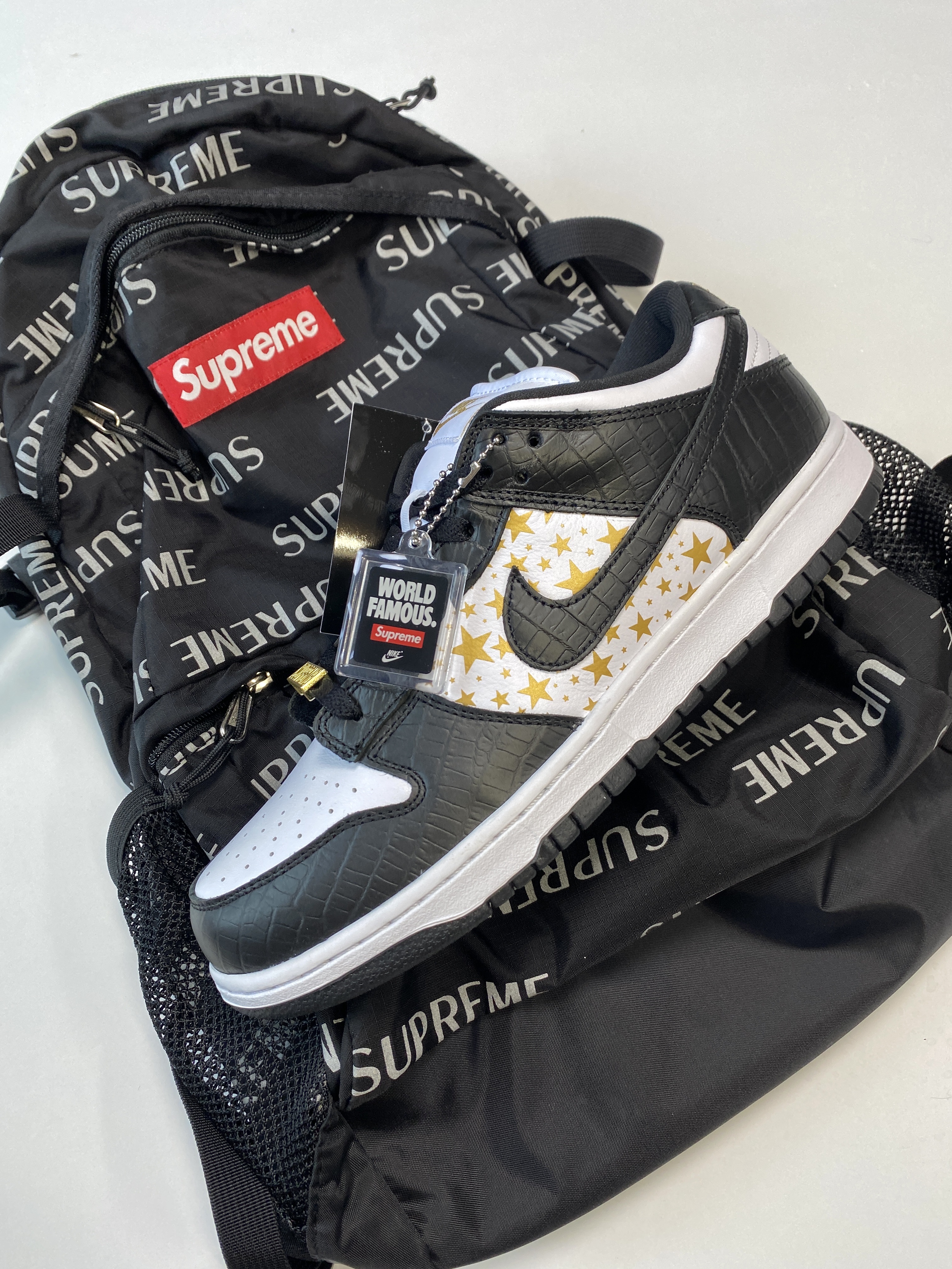 Nike x Supreme SB Dunk Low Black 착용 스타일