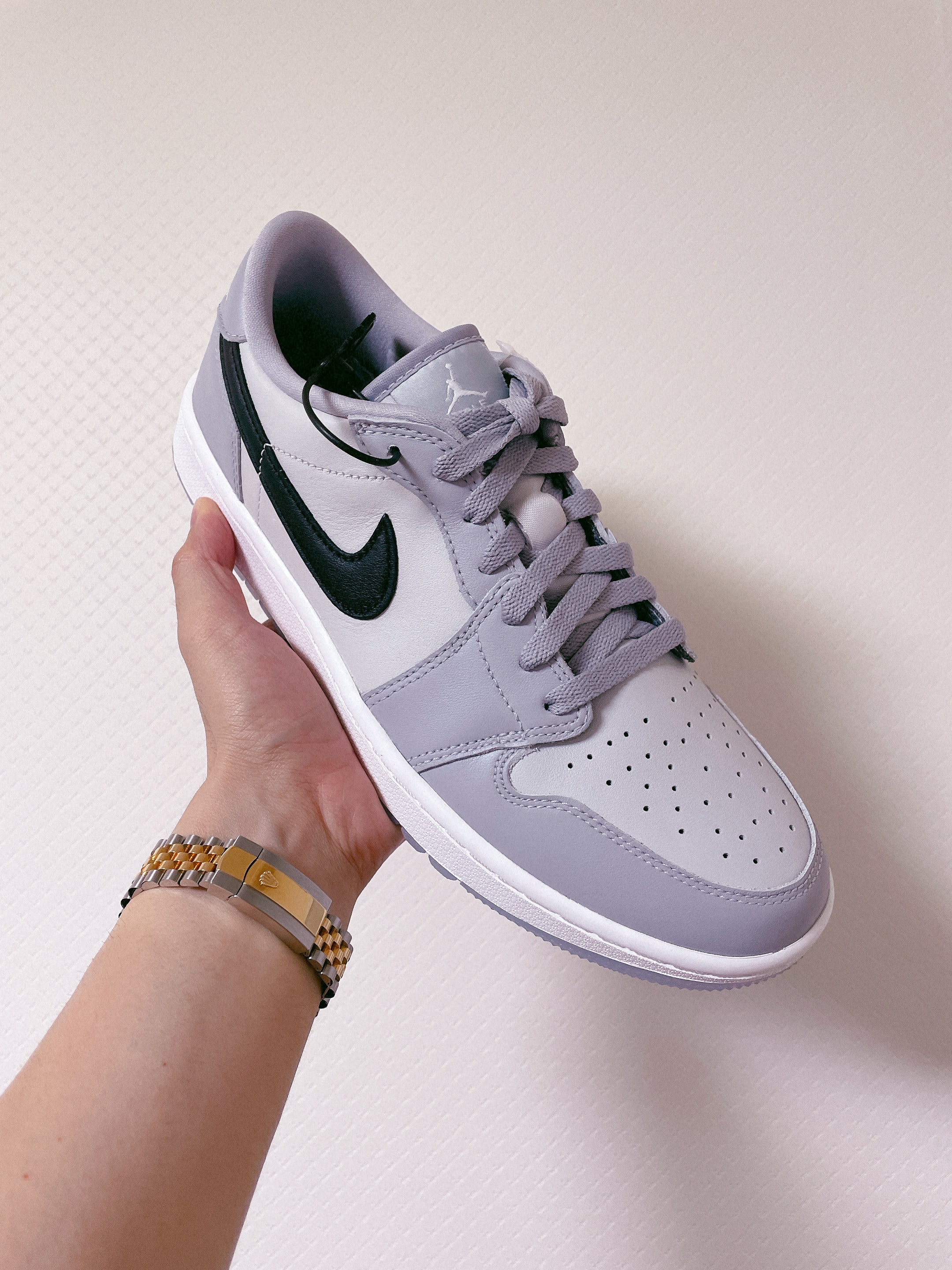 Jordan 1 Low Golf Wolf Grey 착용 스타일 - 1