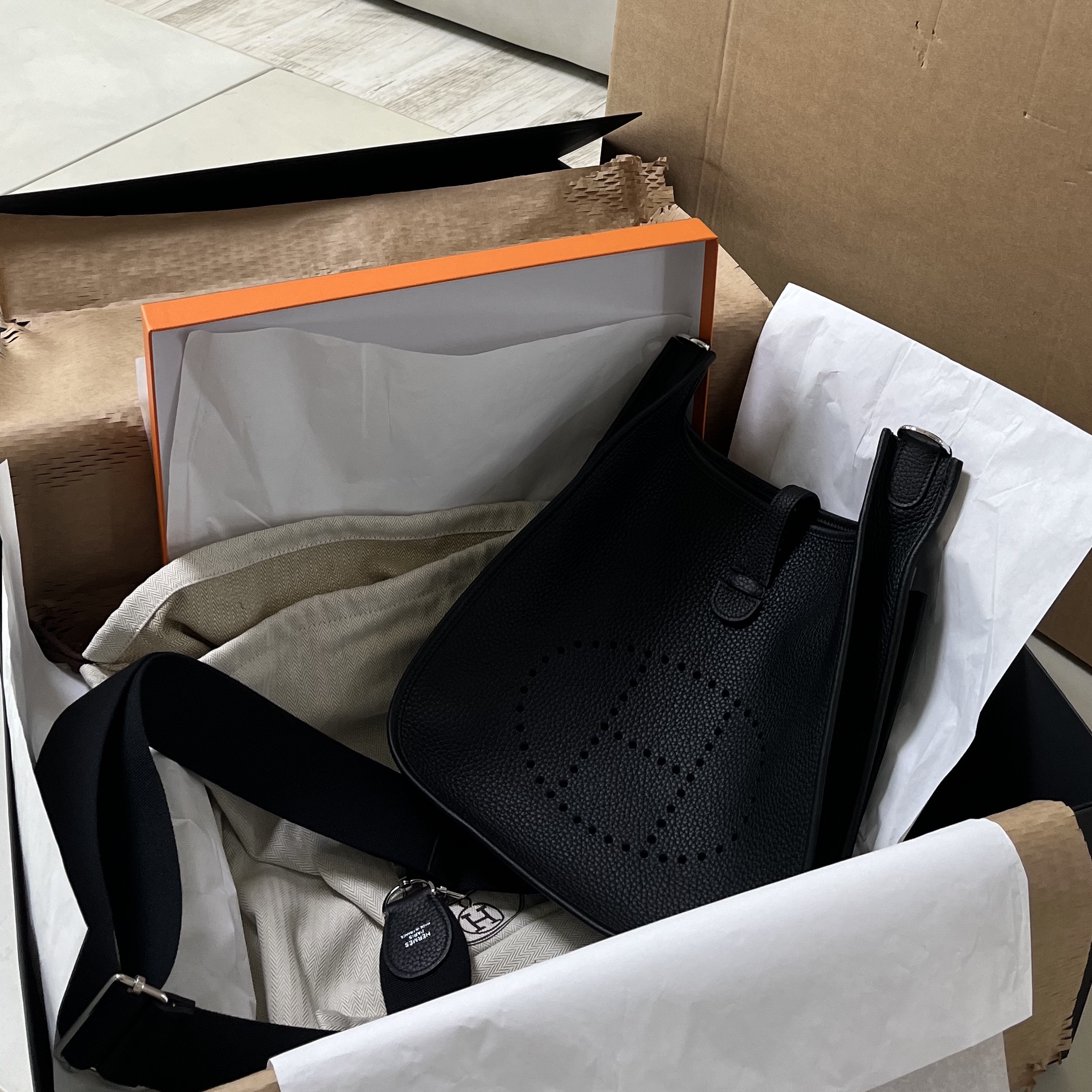 Hermes Evelyne III 29 Bag Clemence & Palladium Noir 착용 스타일 - 5