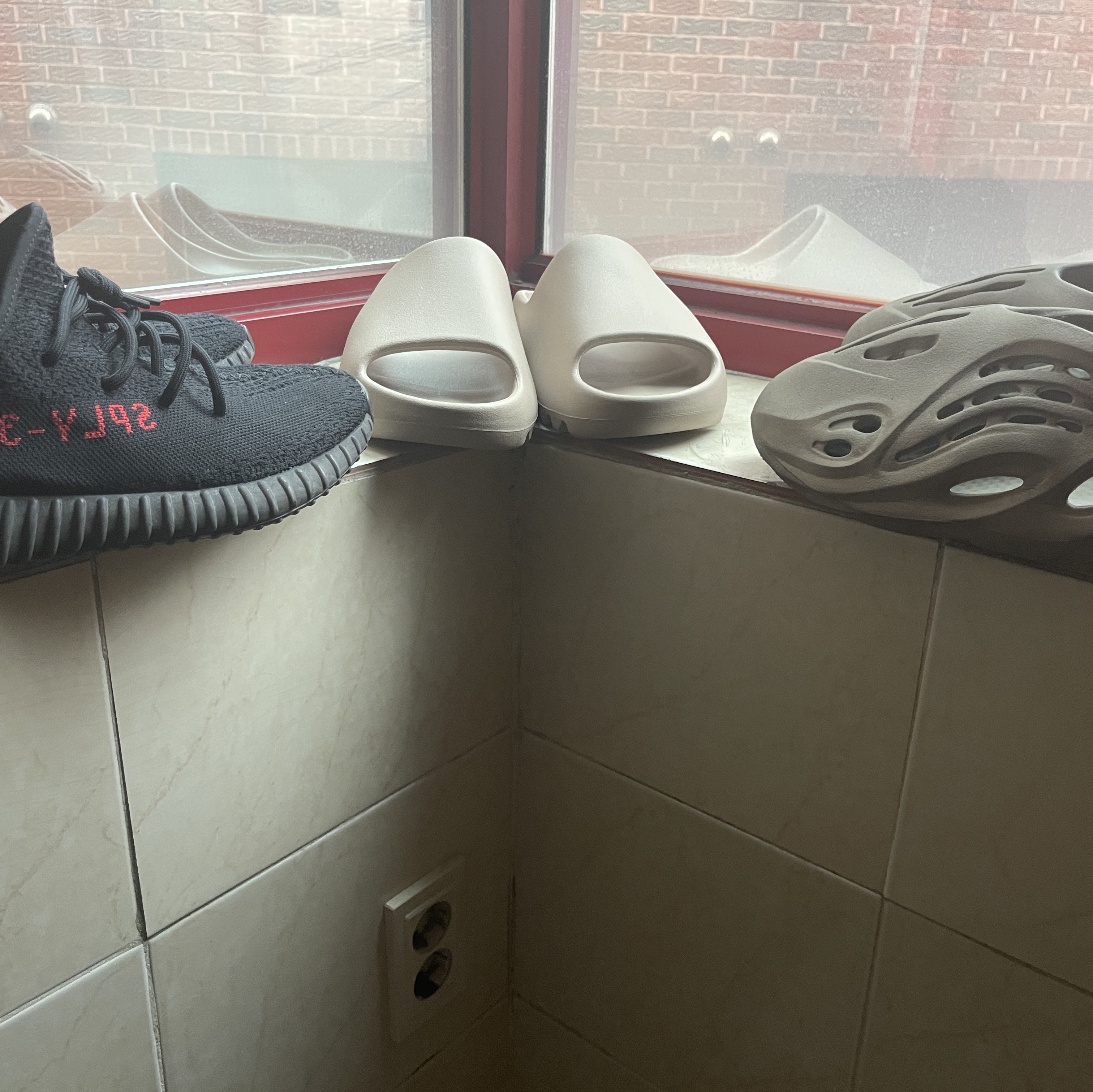 Adidas Yeezy Boost 350 V2 Black Red 2017, Adidas Yeezy Slide Pure - Re-Release Ver. 착용 스타일