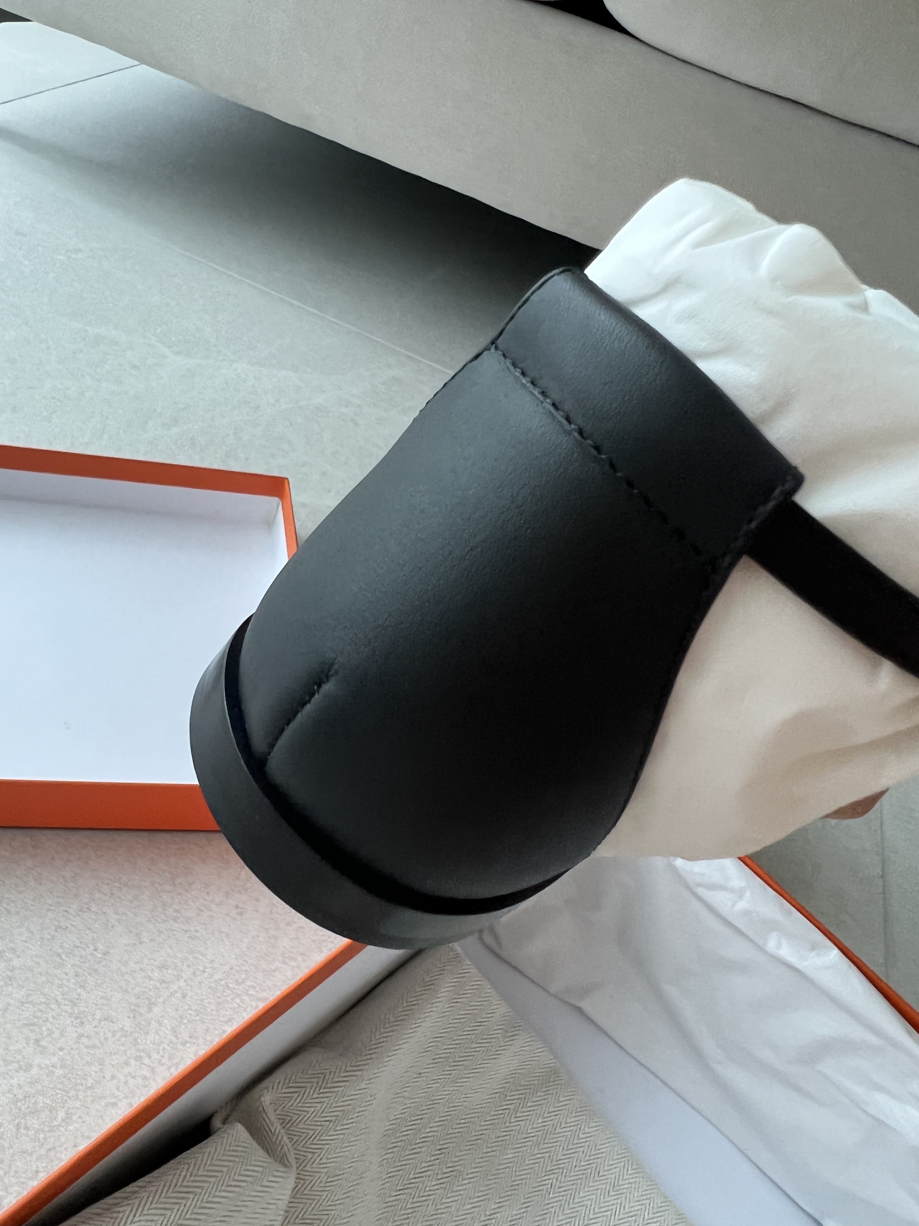 (W) Hermes Santorini Sandal Calfskin & Noir 착용 스타일 - 4