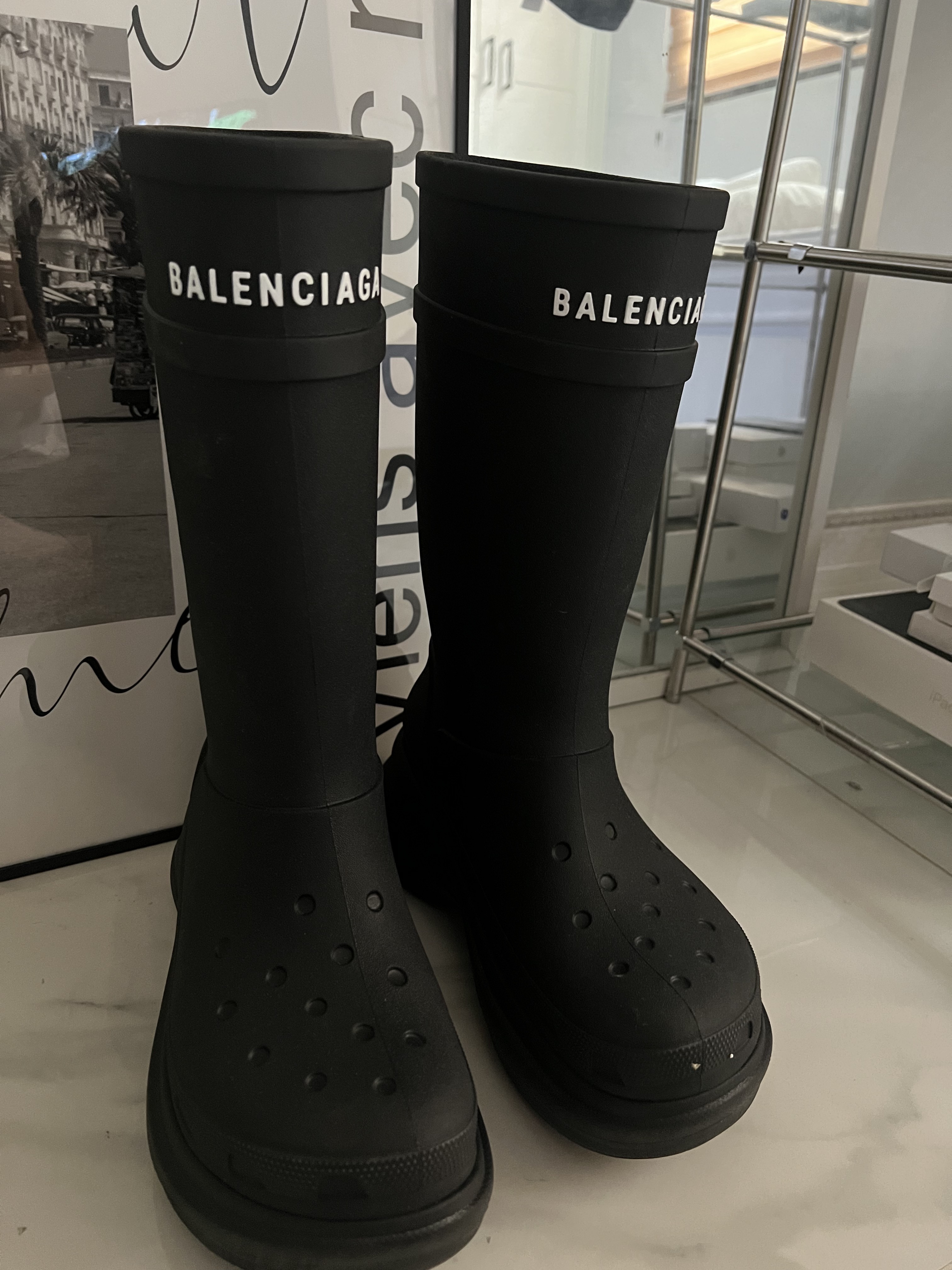 Balenciaga x Crocs Rubber Boot Black 착용 스타일