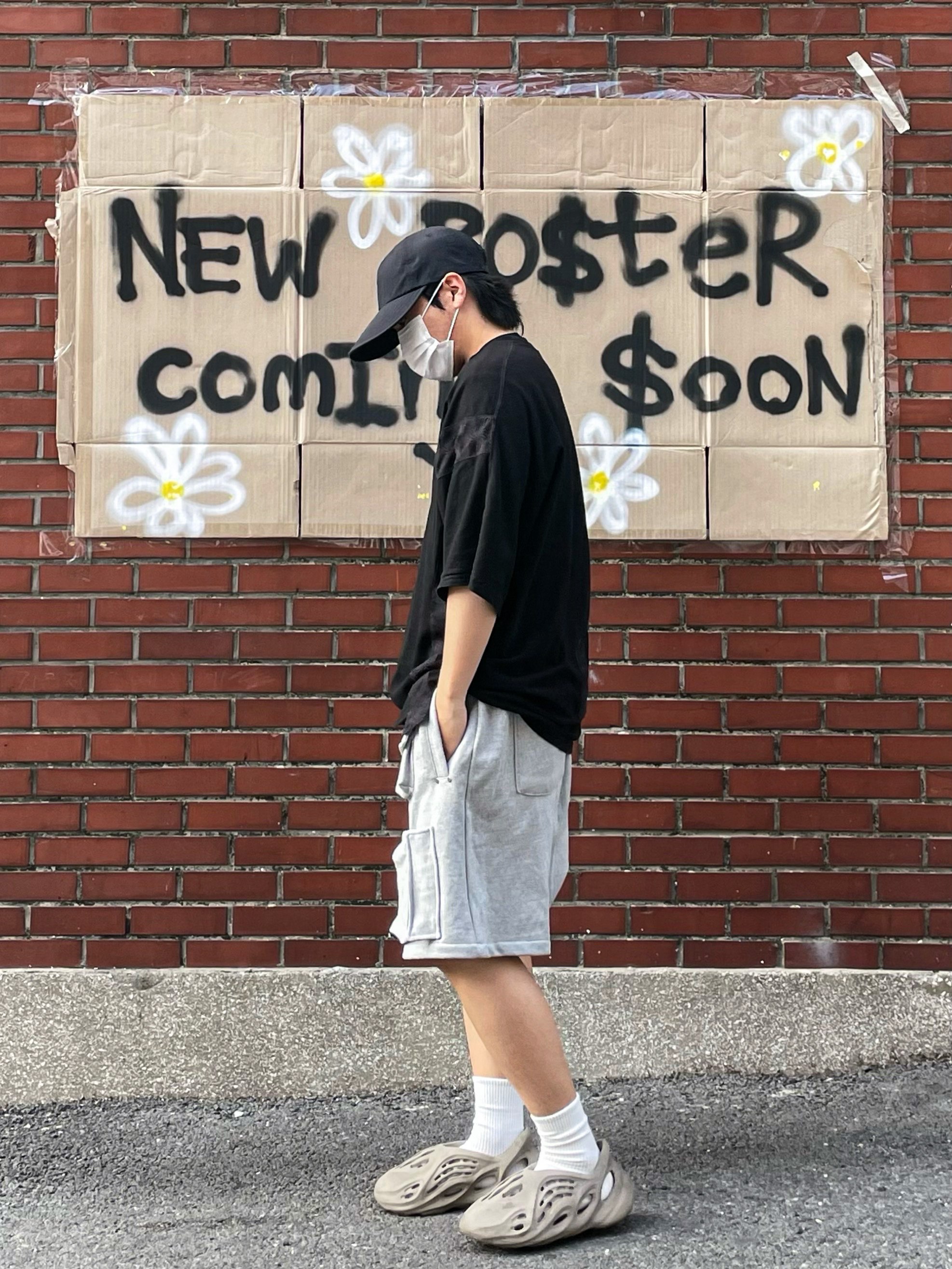 Adidas Yeezy Foam RNNR Stone Sage 착용 스타일 - 2