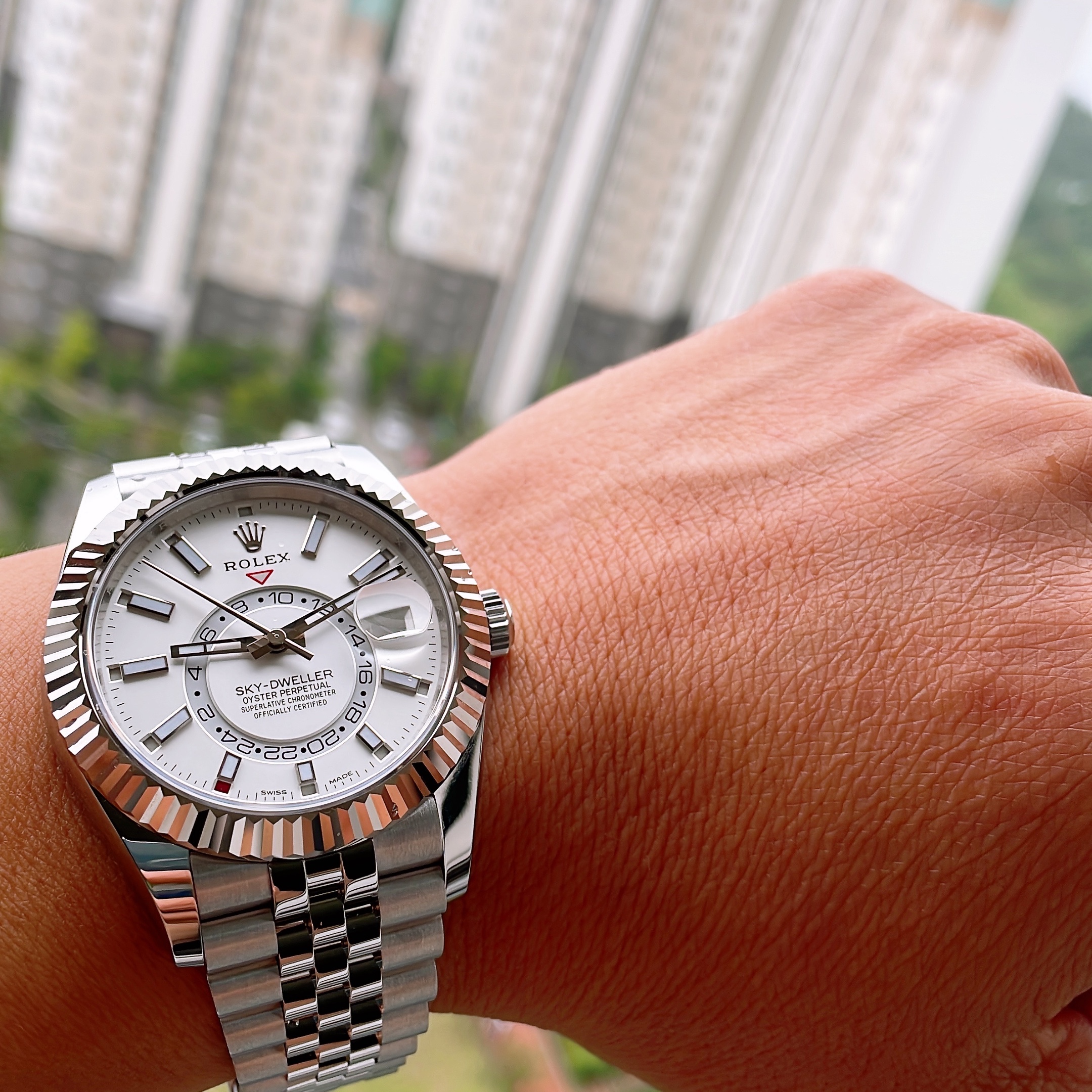Rolex Sky-Dweller 42mm 326934 Intense White Jubilee 착용 스타일 - 2