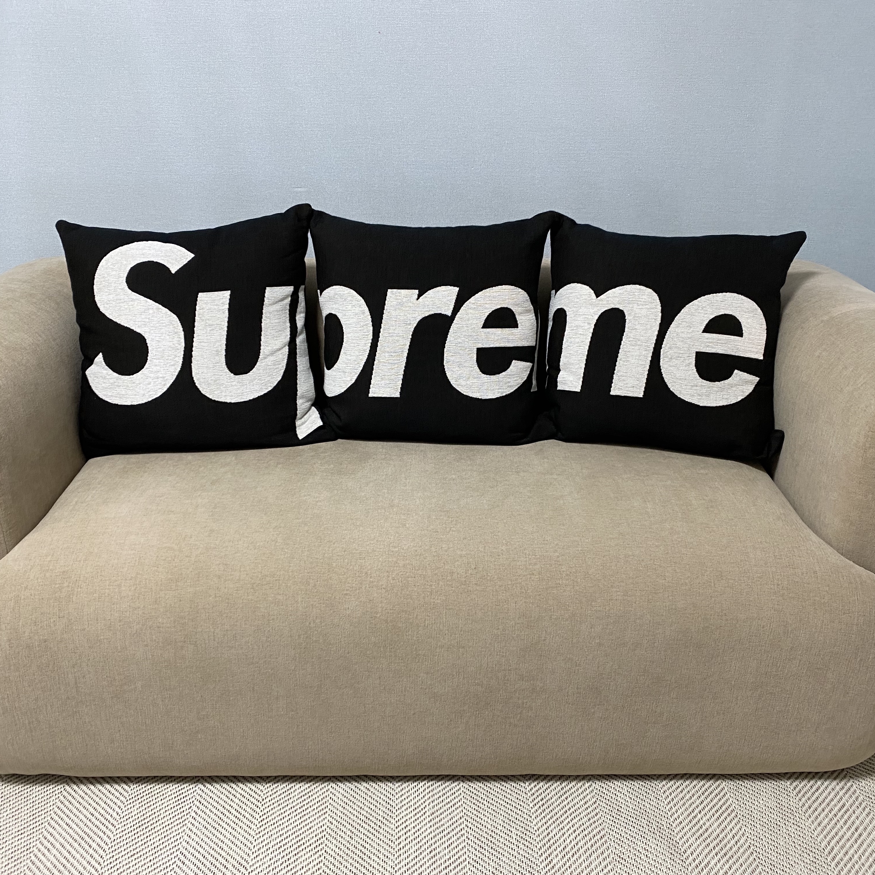 Supreme x Jules Pansu Pillows Black (Set of 3) 착용 스타일