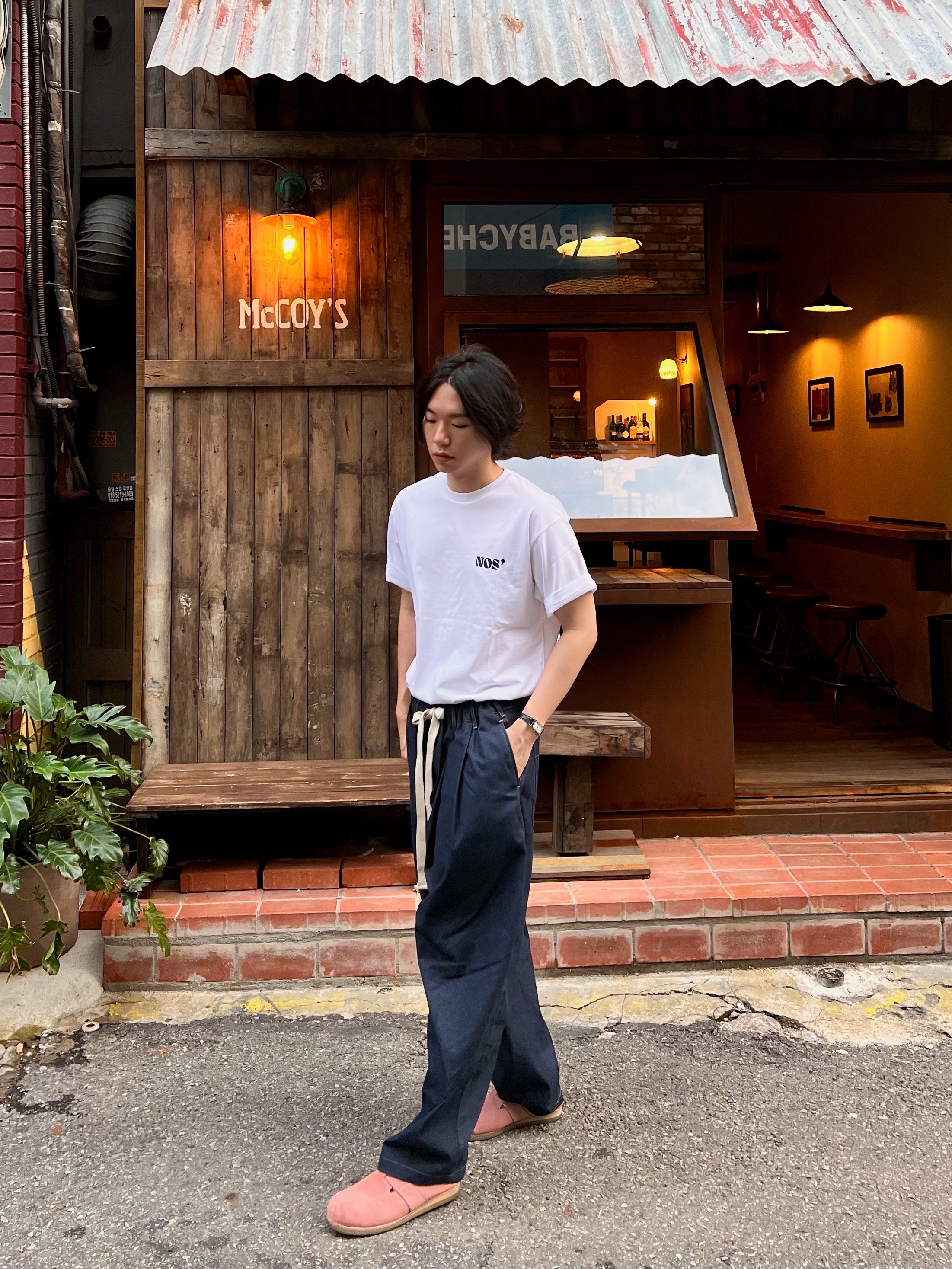 NOS7 Black Signature Logo Box Fit T-Shirt White 착용 스타일 - 2