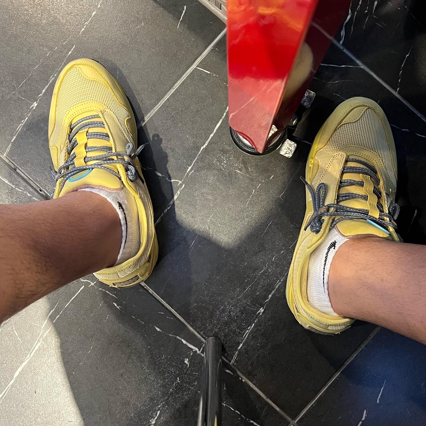 Nike x Travis Scott Air Max 1 Cact.us Gold 착용 스타일 - 2