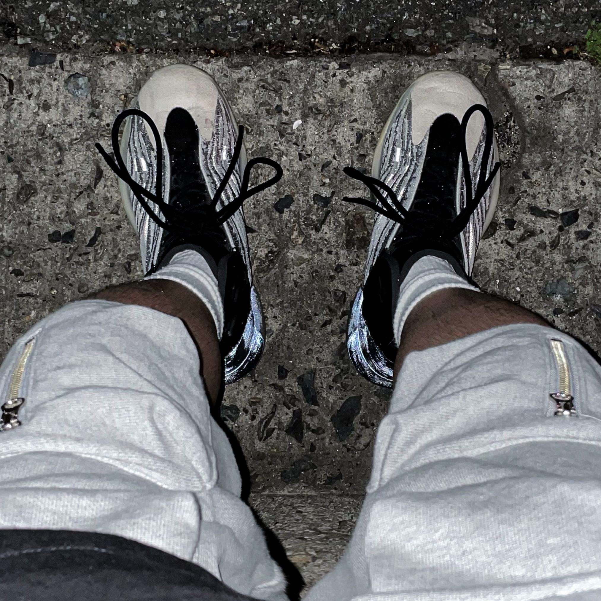 Adidas Yeezy QNTM Lifestyle 착용 스타일