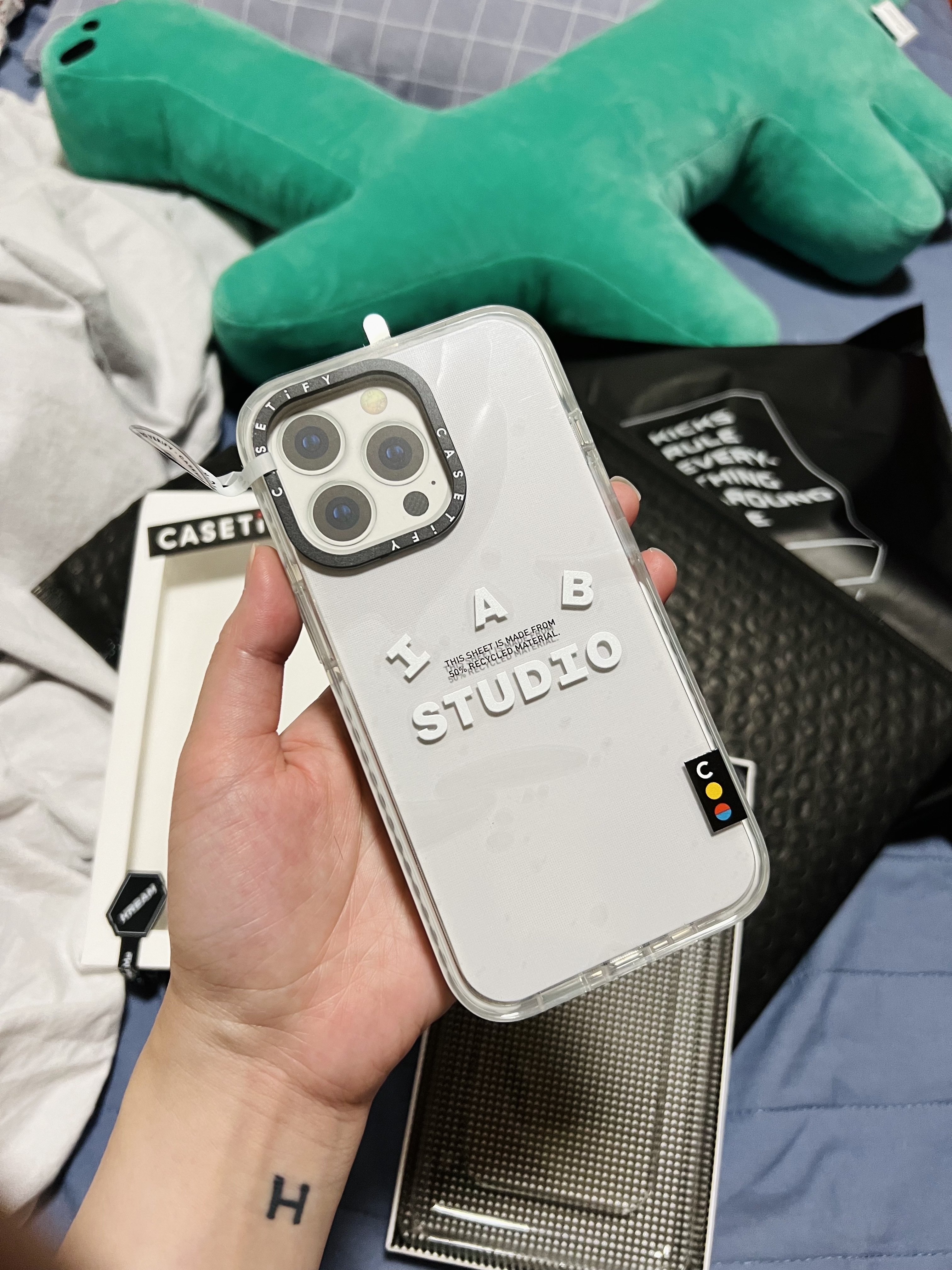 New Balance 530 Steel Grey, Casetify x IAB Studio iPhone White Logo Impact Case Frost White 착용 스타일 - 2
