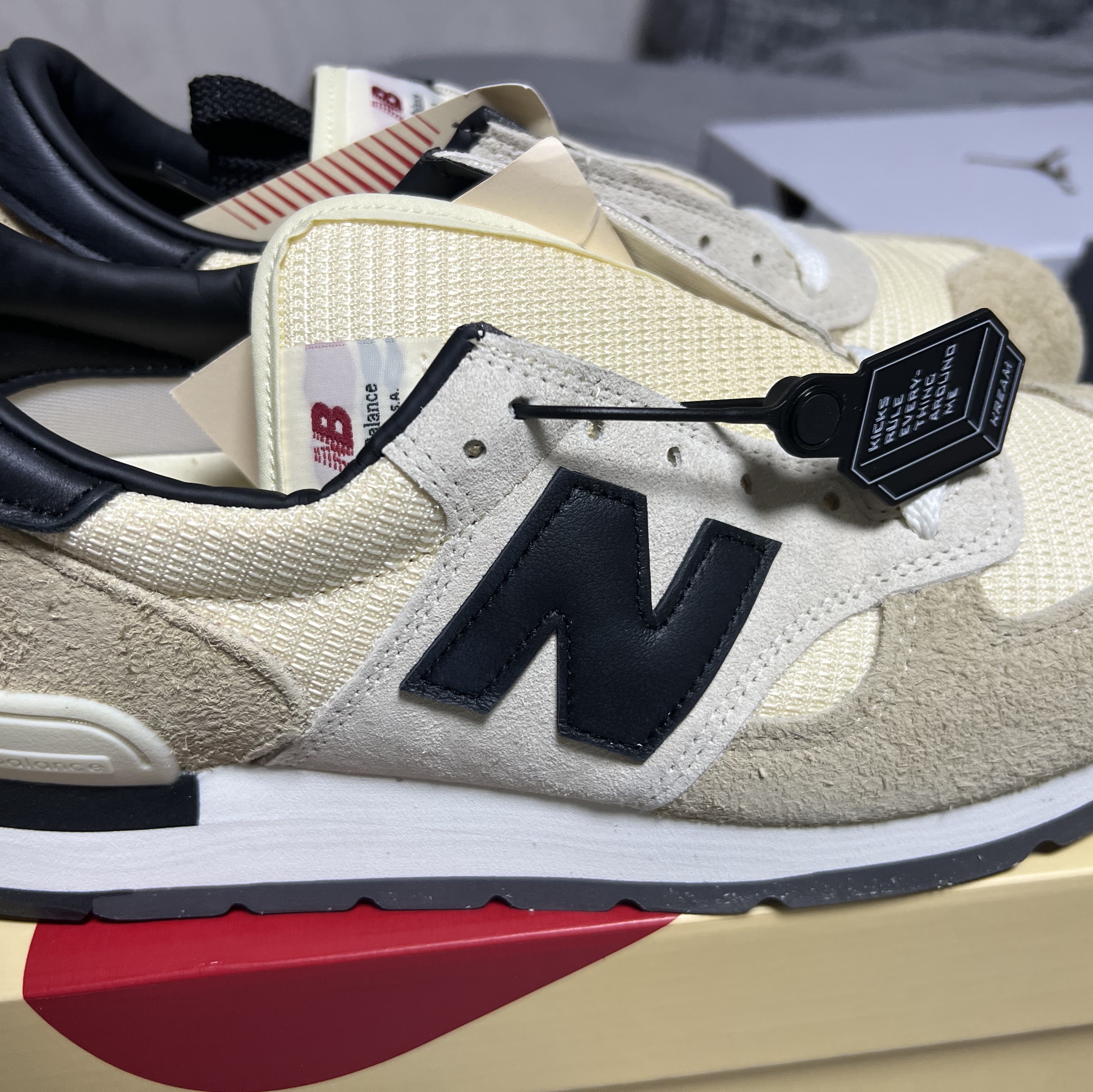 New Balance 990v1 Made in USA Incense Macadamia Nut 착용 스타일 - 2