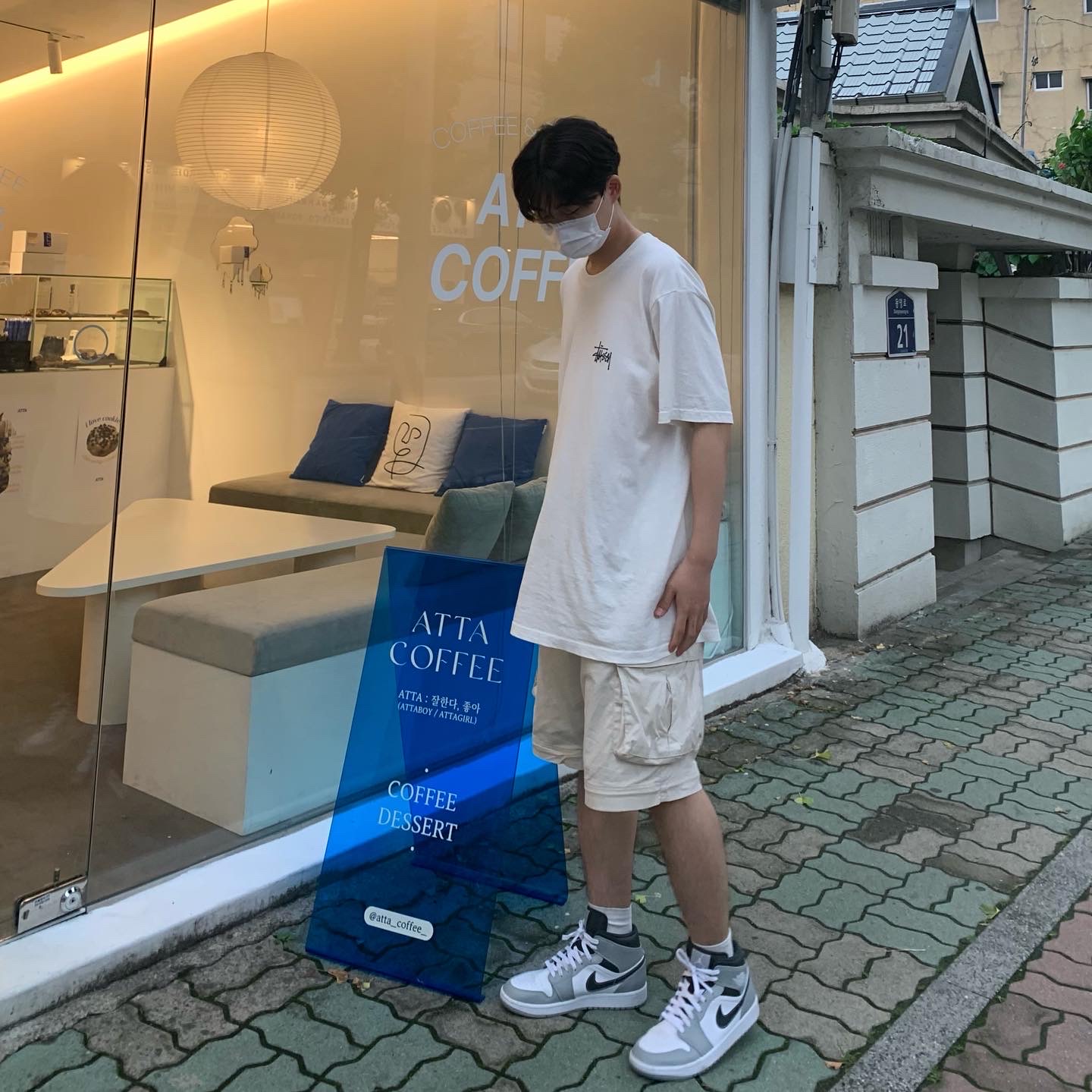 Jordan 1 Mid Light Smoke Grey Anthracite, Stussy Basic Stussy T-Shirt White 2022 착용 스타일