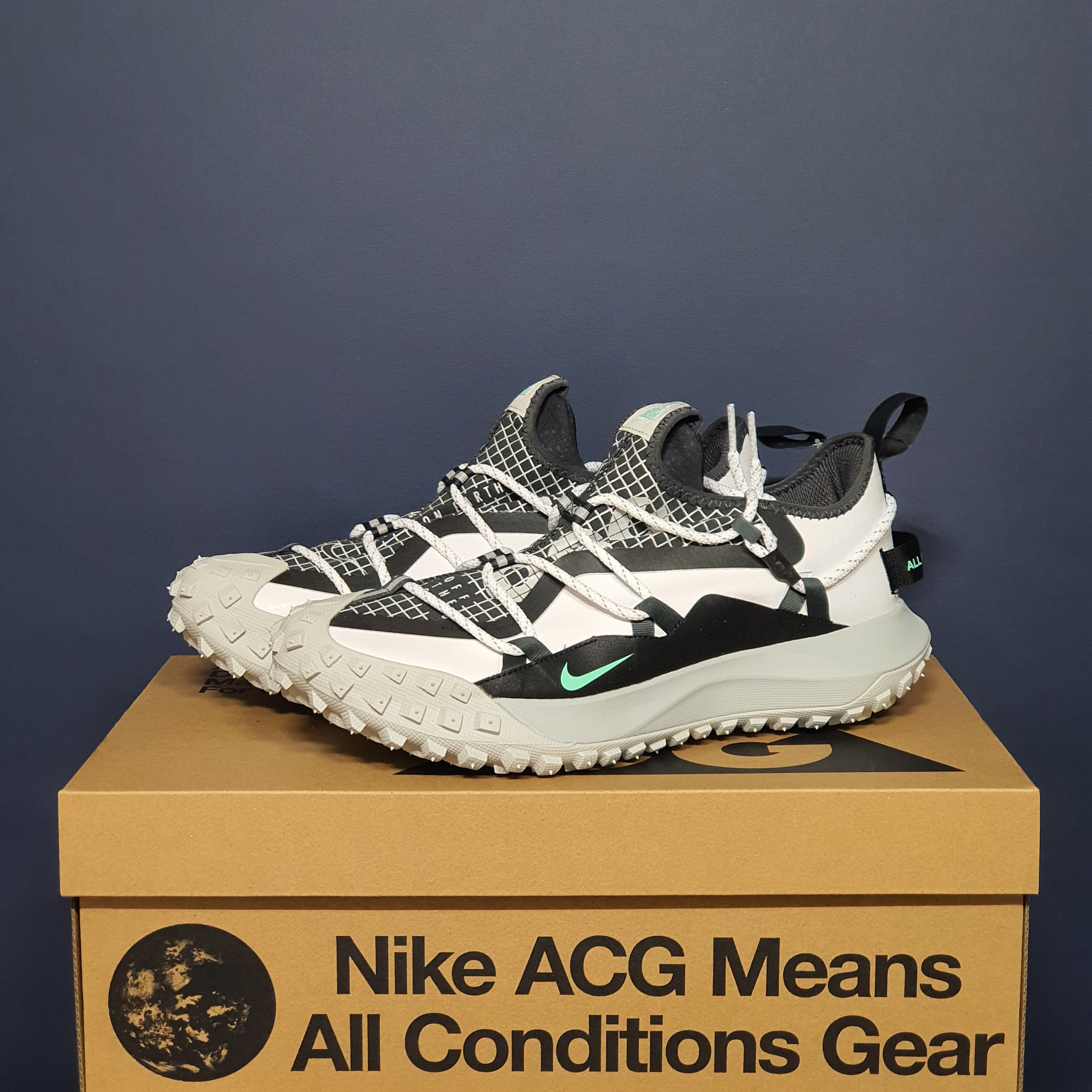 Nike ACG Mountain Fly Low SE White and Black 착용 스타일 - 1