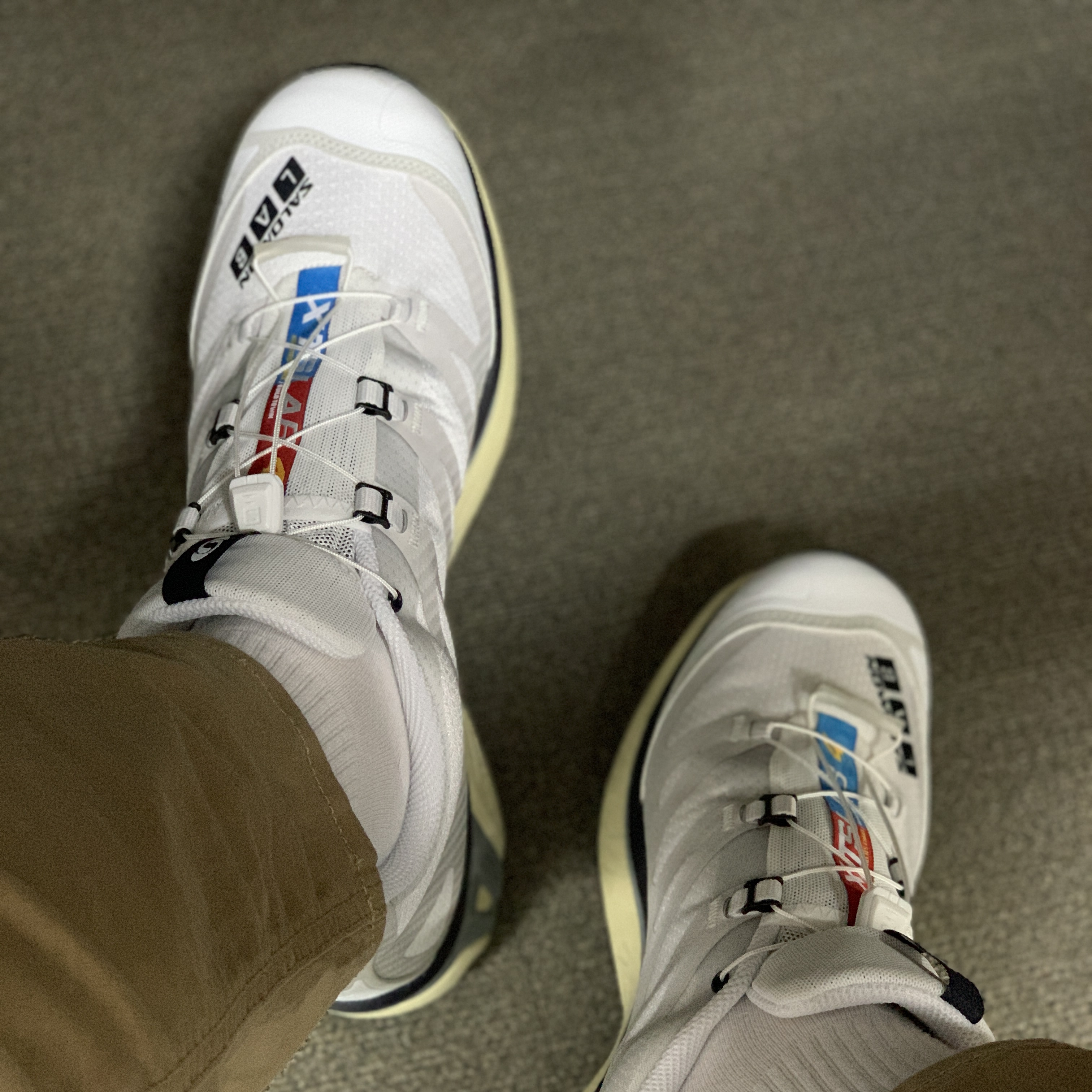 Salomon XT-4 White Lunar Rock 착용 스타일