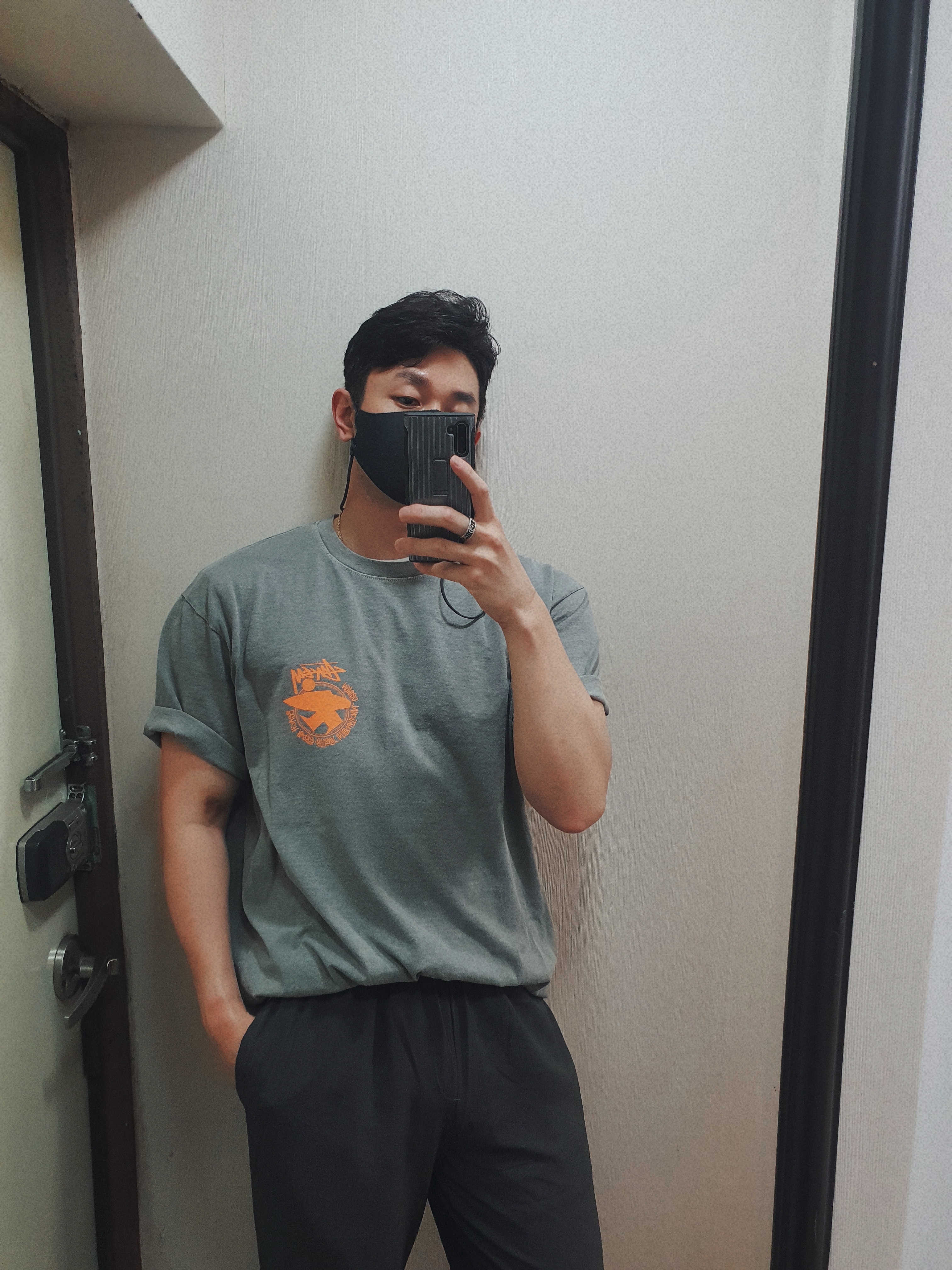 Stussy Beach Roots T-Shirt Grey, Nike NRG Bucket Hat Black 착용 스타일 - 3