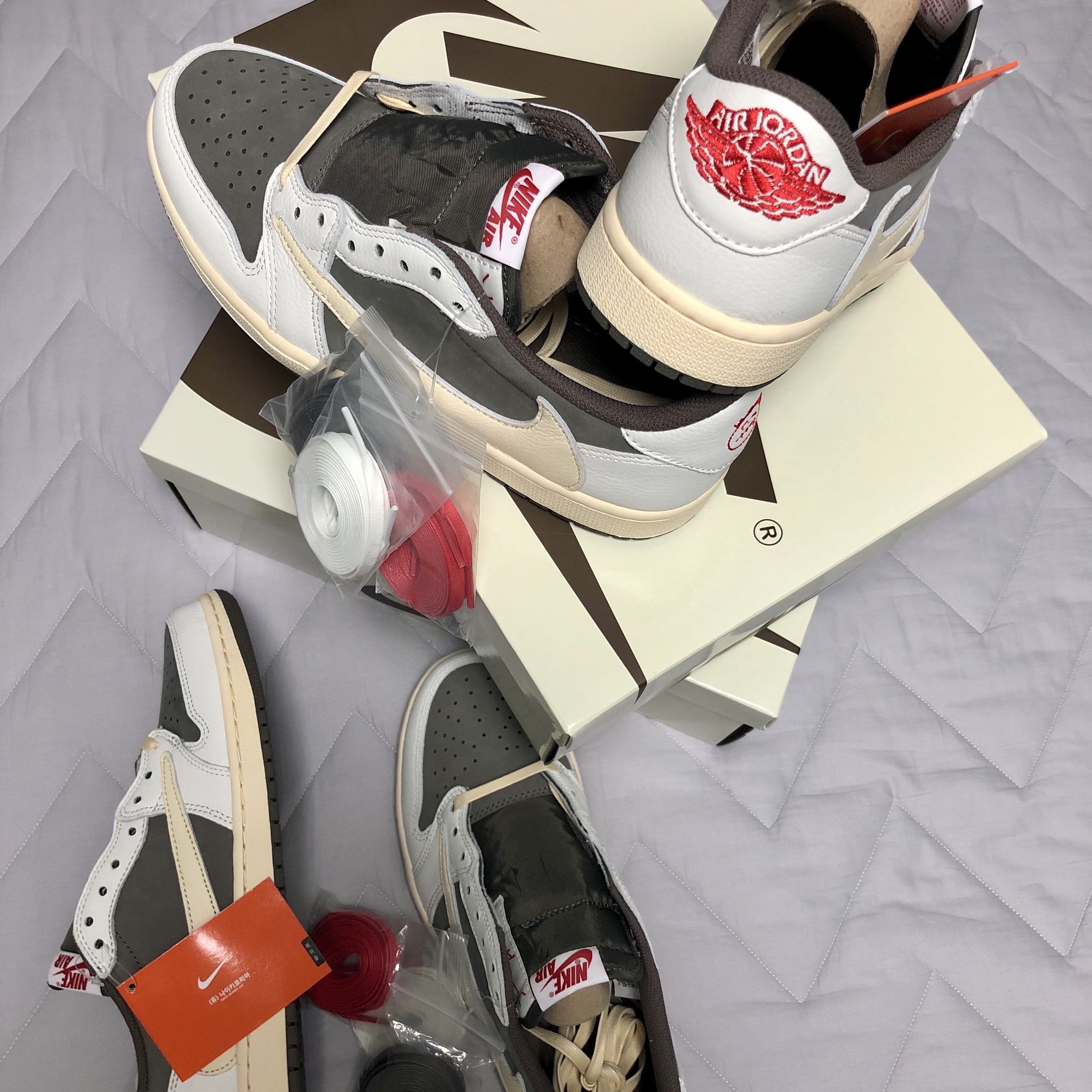 Jordan 1 x Travis Scott Retro Low OG SP Sail and Ridgerock 착용 스타일