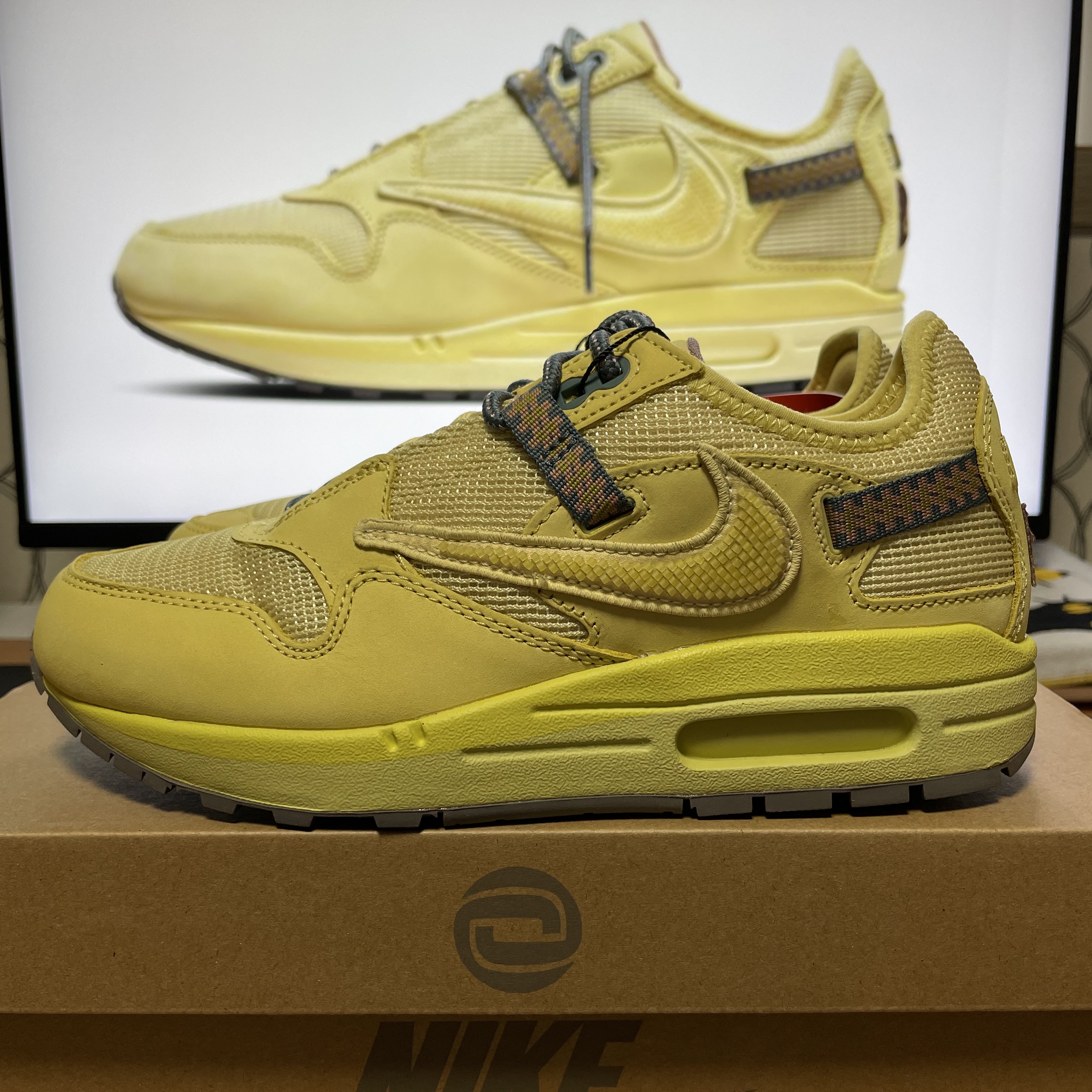 Nike x Travis Scott Air Max 1 Cact.us Gold 착용 스타일 - 1