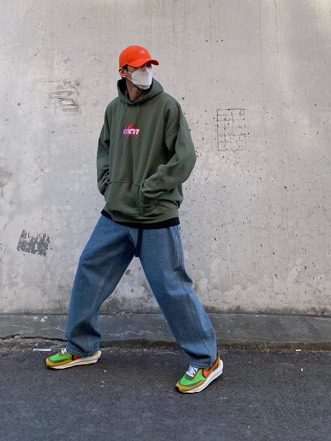 Nike x Sacai LDWaffle Green Multi 착용 스타일 - 2