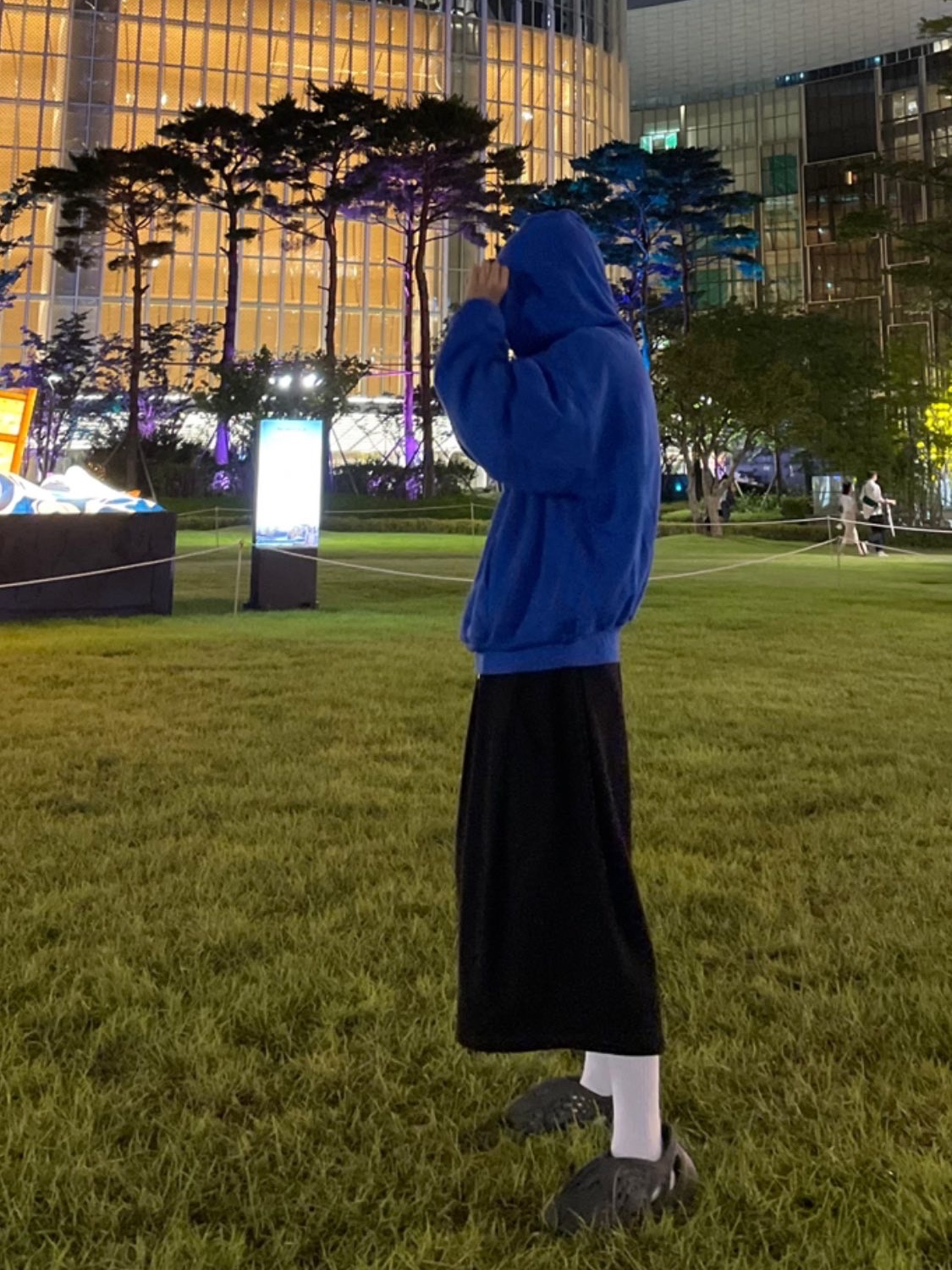 Adidas Yeezy Foam RNNR Onyx, Yeezy Gap Hoodie Blue 착용 스타일