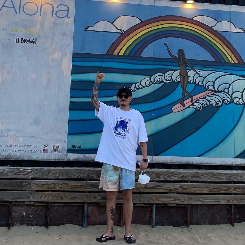 Maison Kitsune x Ader Error The Bluest Fox T-Shirt White, Keen x South2 West8 Waimea H2 Deer Horn Embossed 착용 스타일 - 1