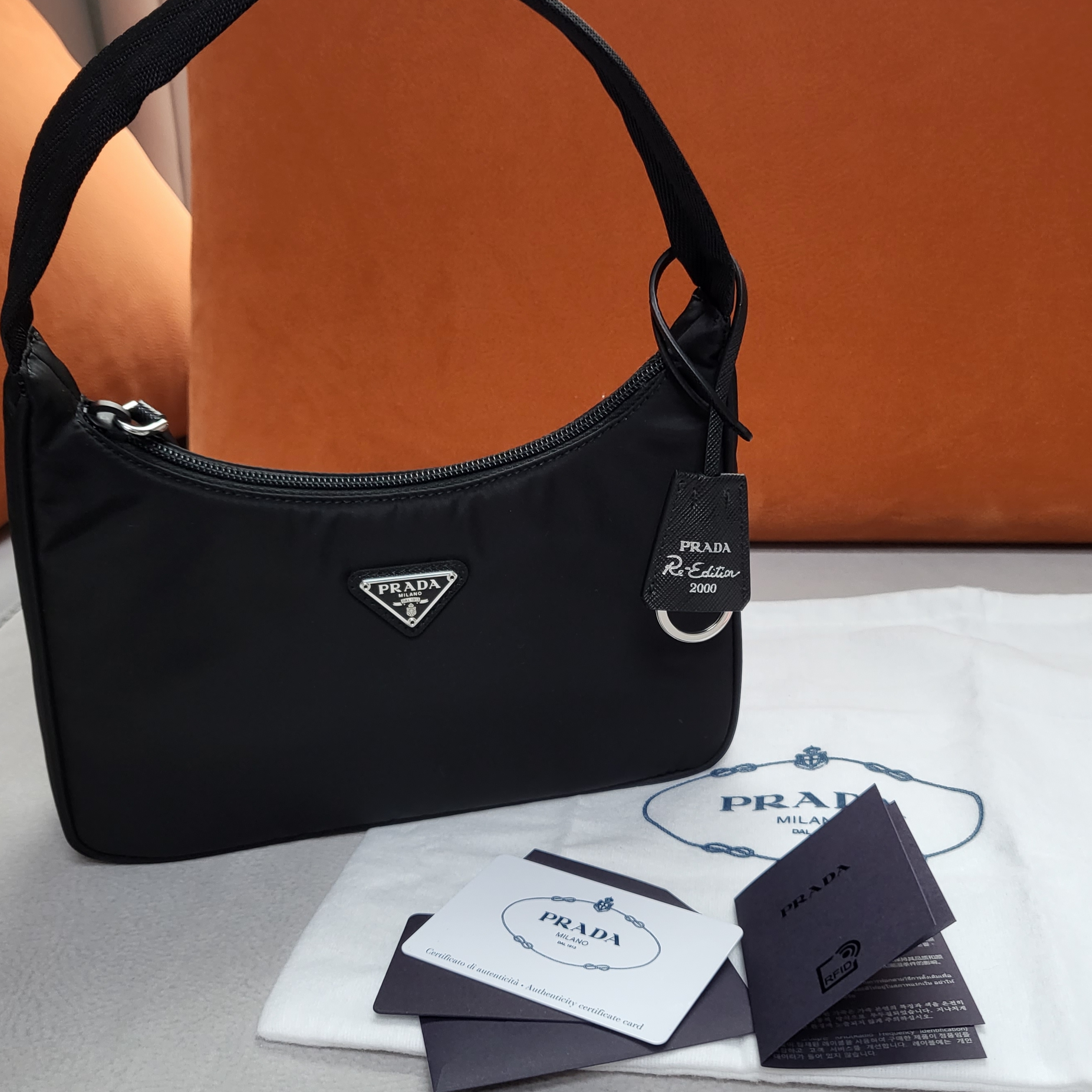 Prada Re-Edition 2000 Re-Nylon Mini Shoulder Bag Black 착용 스타일