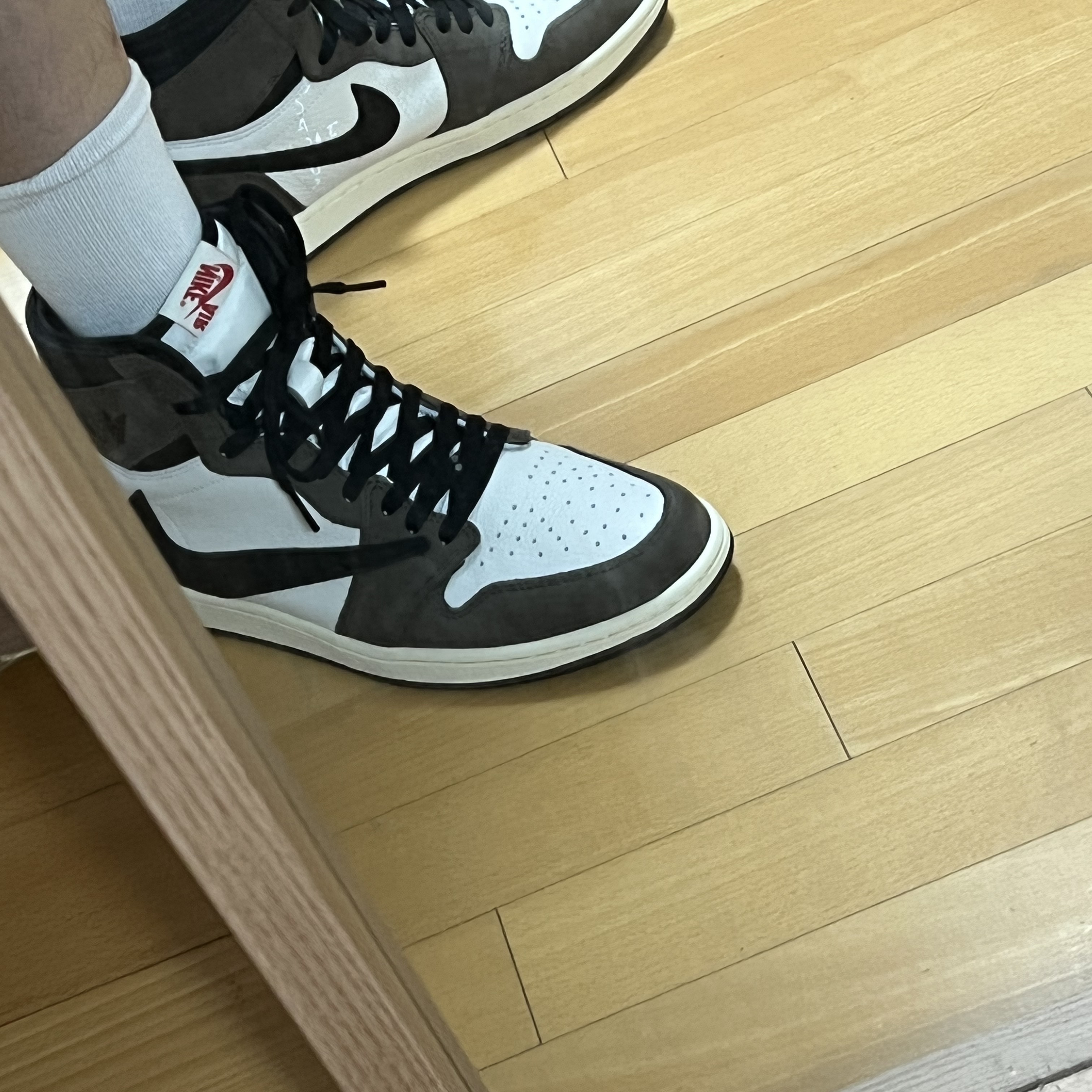 Jordan 1 x Travis Scott Retro High OG SP Mocha 착용 스타일 - 2