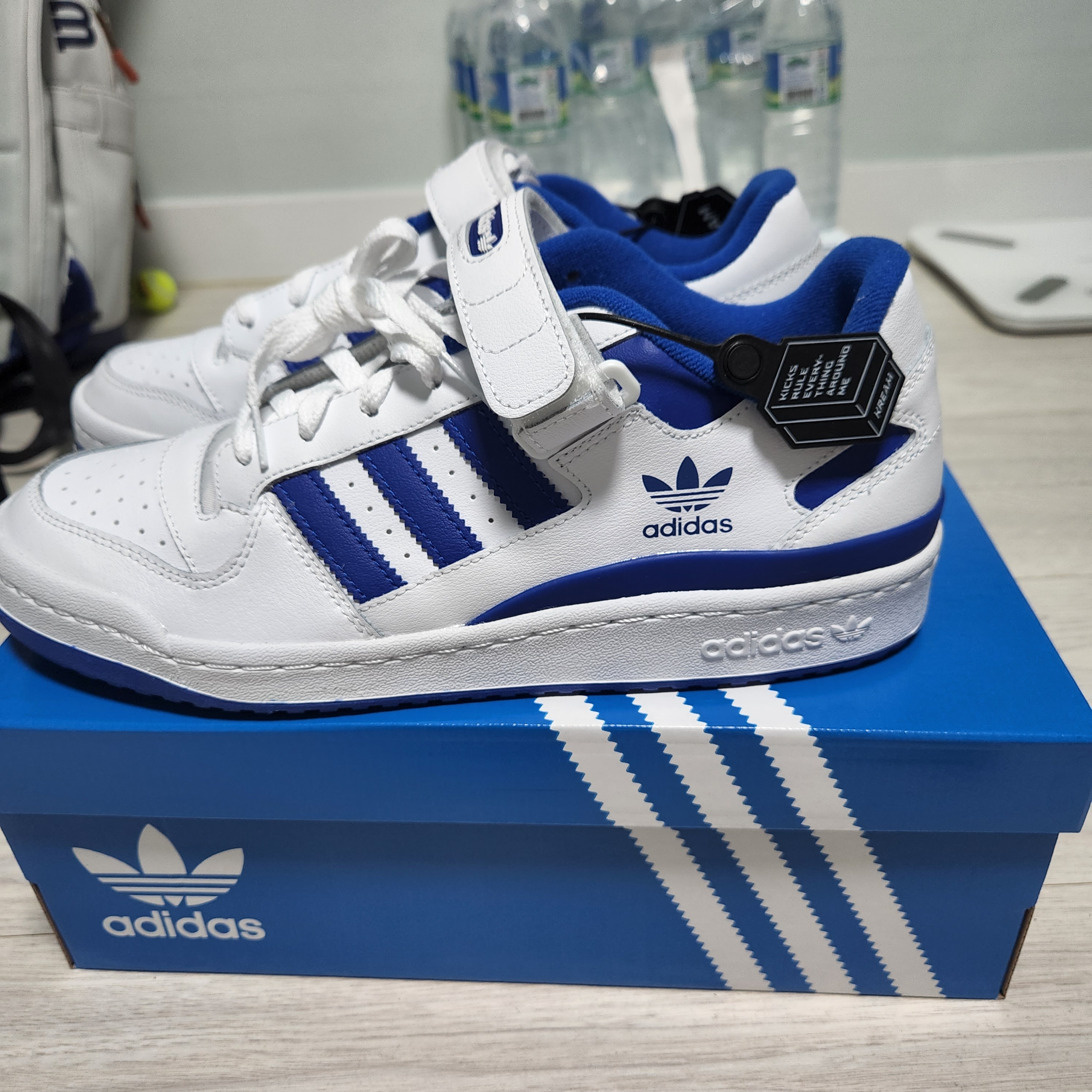 Adidas Forum Low White Royal Blue 착용 스타일 - 1