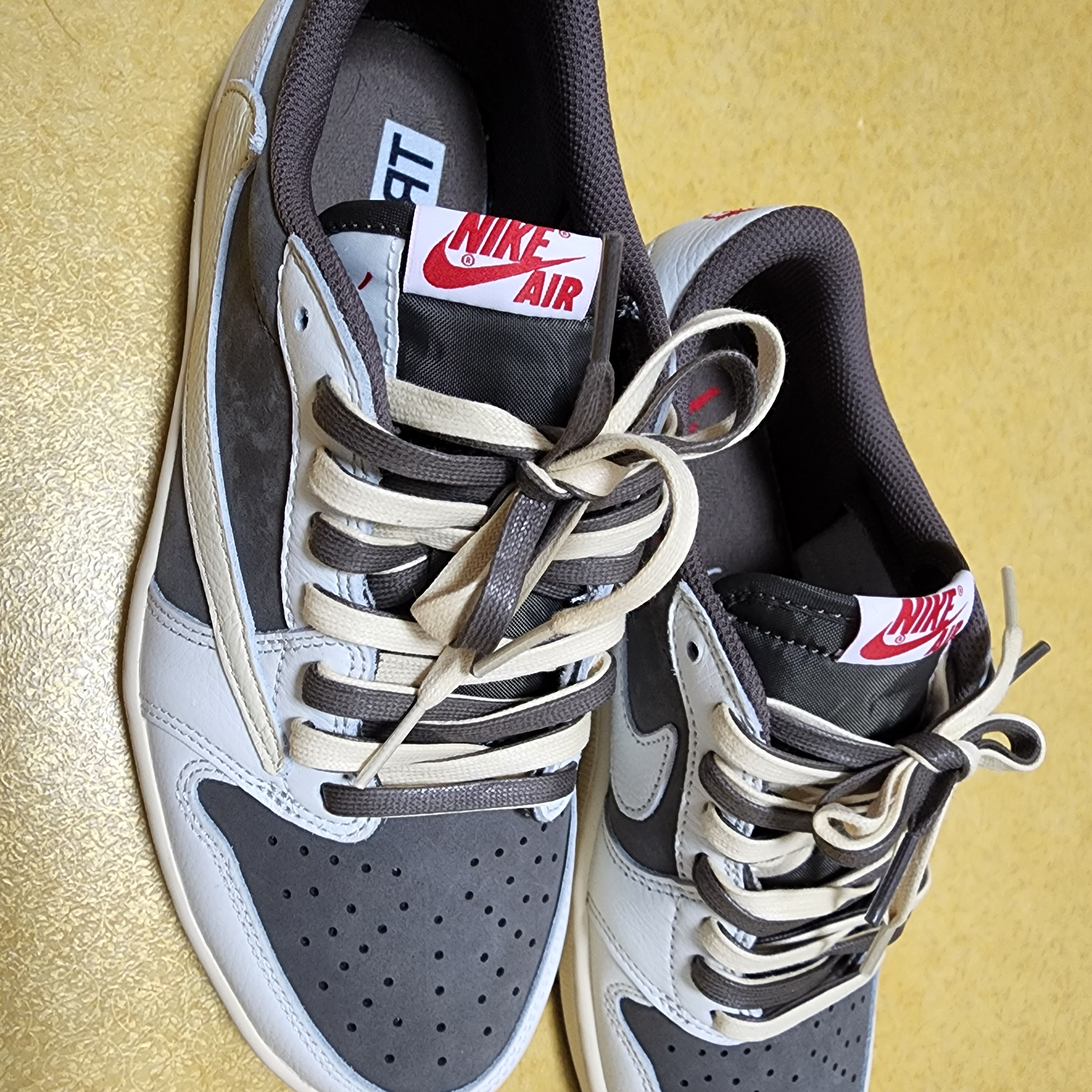 Jordan 1 x Travis Scott Retro Low OG SP Sail and Ridgerock 착용 스타일 - 1