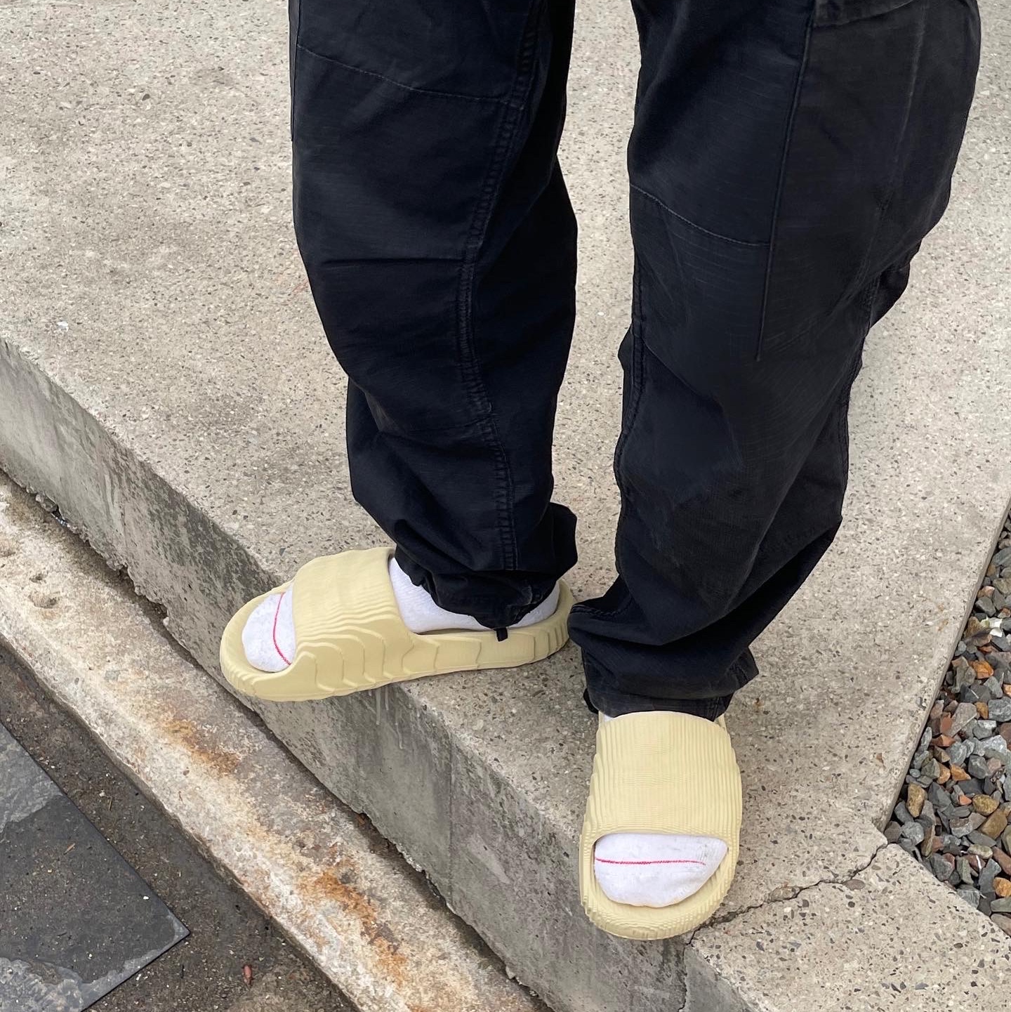 Adidas Adilette 22 Desert Sand 착용 스타일 - 4