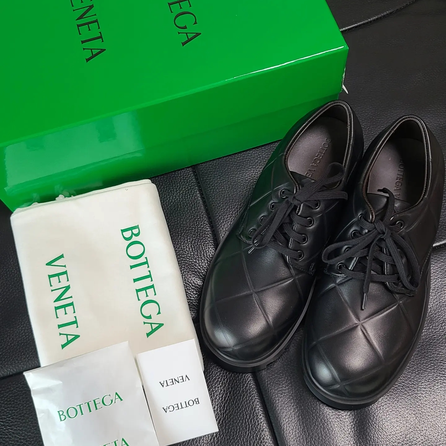 Bottega Veneta Padded Leather Strut Grid Lace-Up Shoes Black 착용 스타일