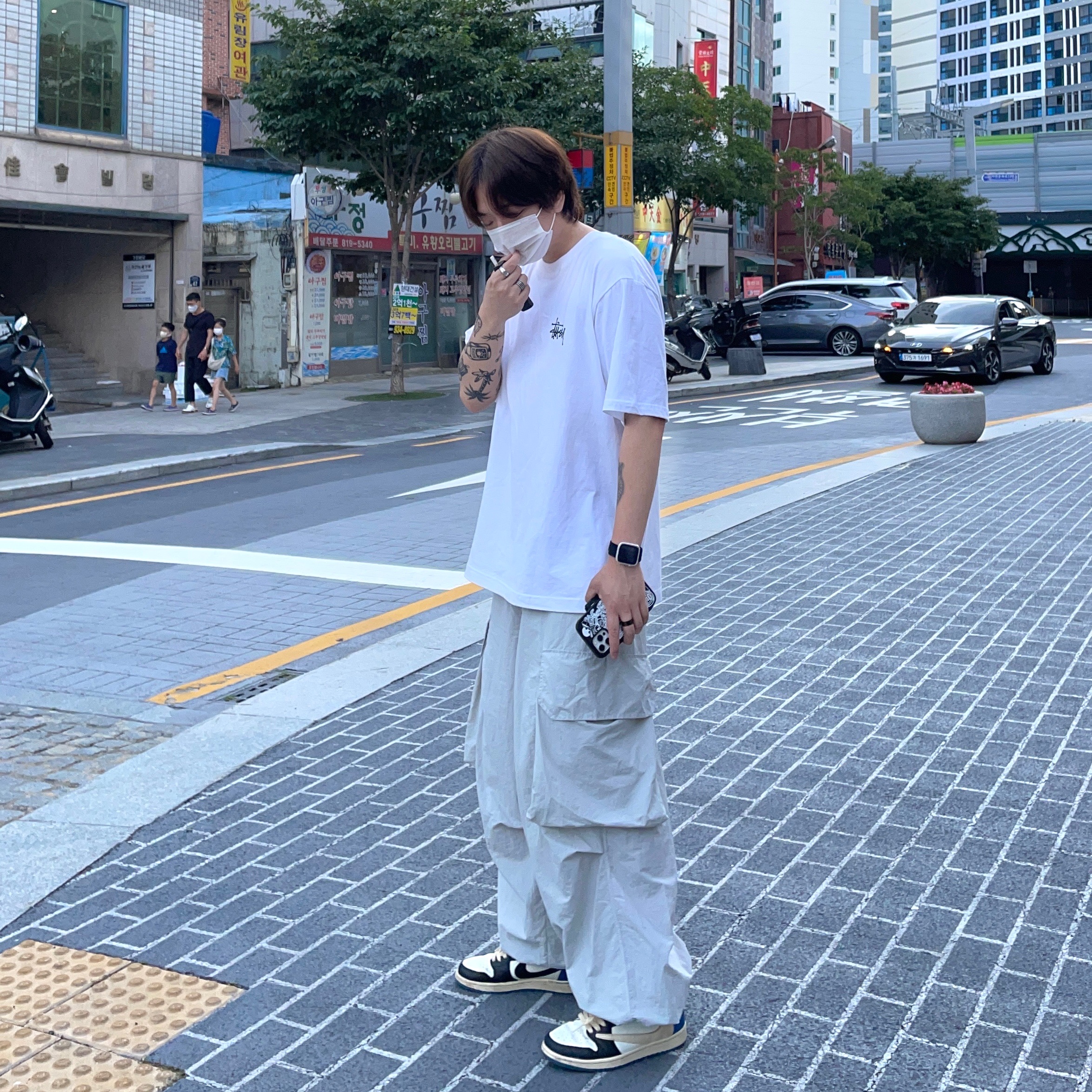 Stussy Basic Stussy Pigment Dyed T-Shirt Natural 2022, Jordan 1 x Travis Scott x Fragment Retro Low OG SP Military Blue 착용 스타일