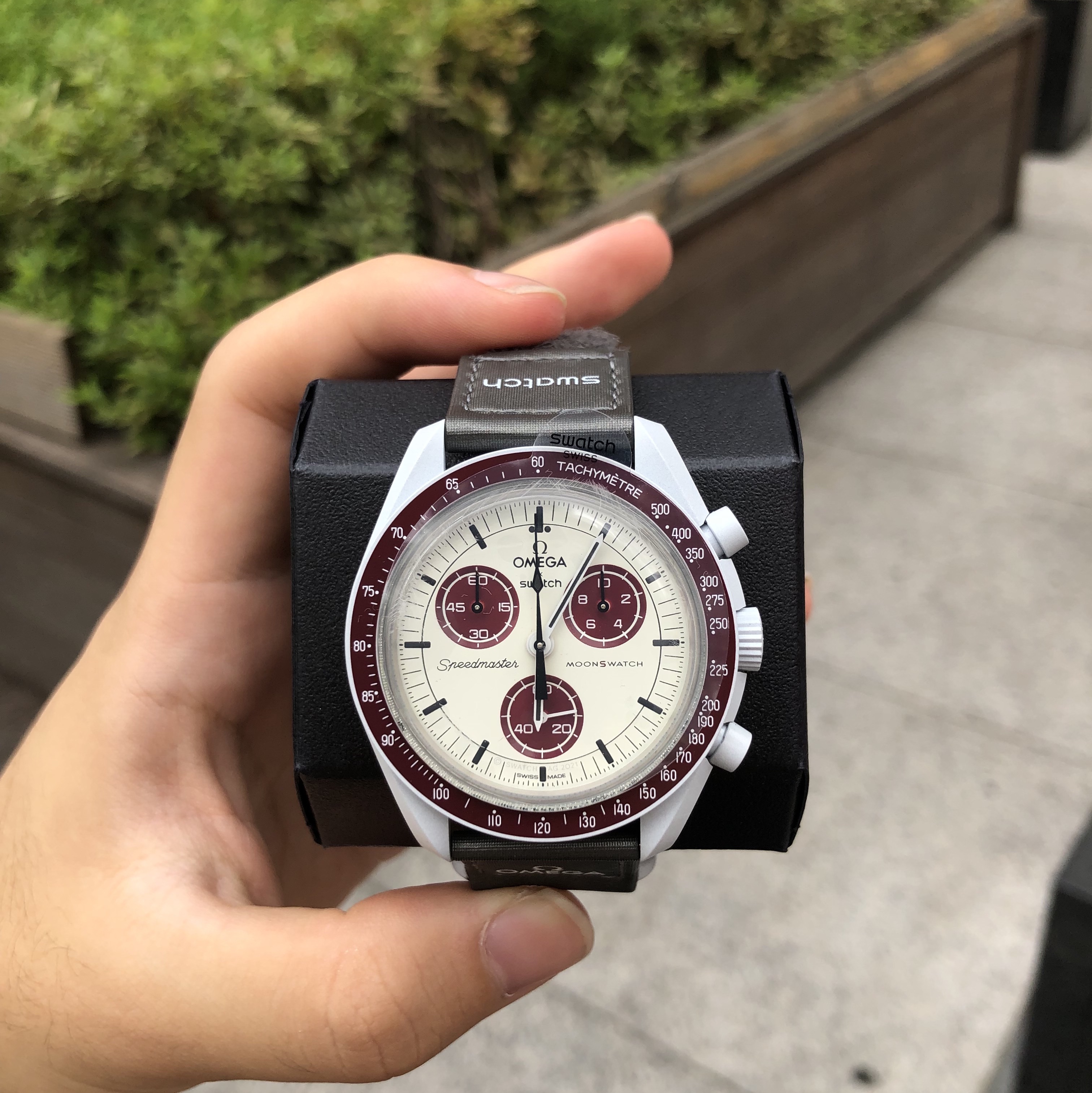 Swatch x Omega Bioceramic MoonSwatch Mission To Pluto 착용 스타일 - 1
