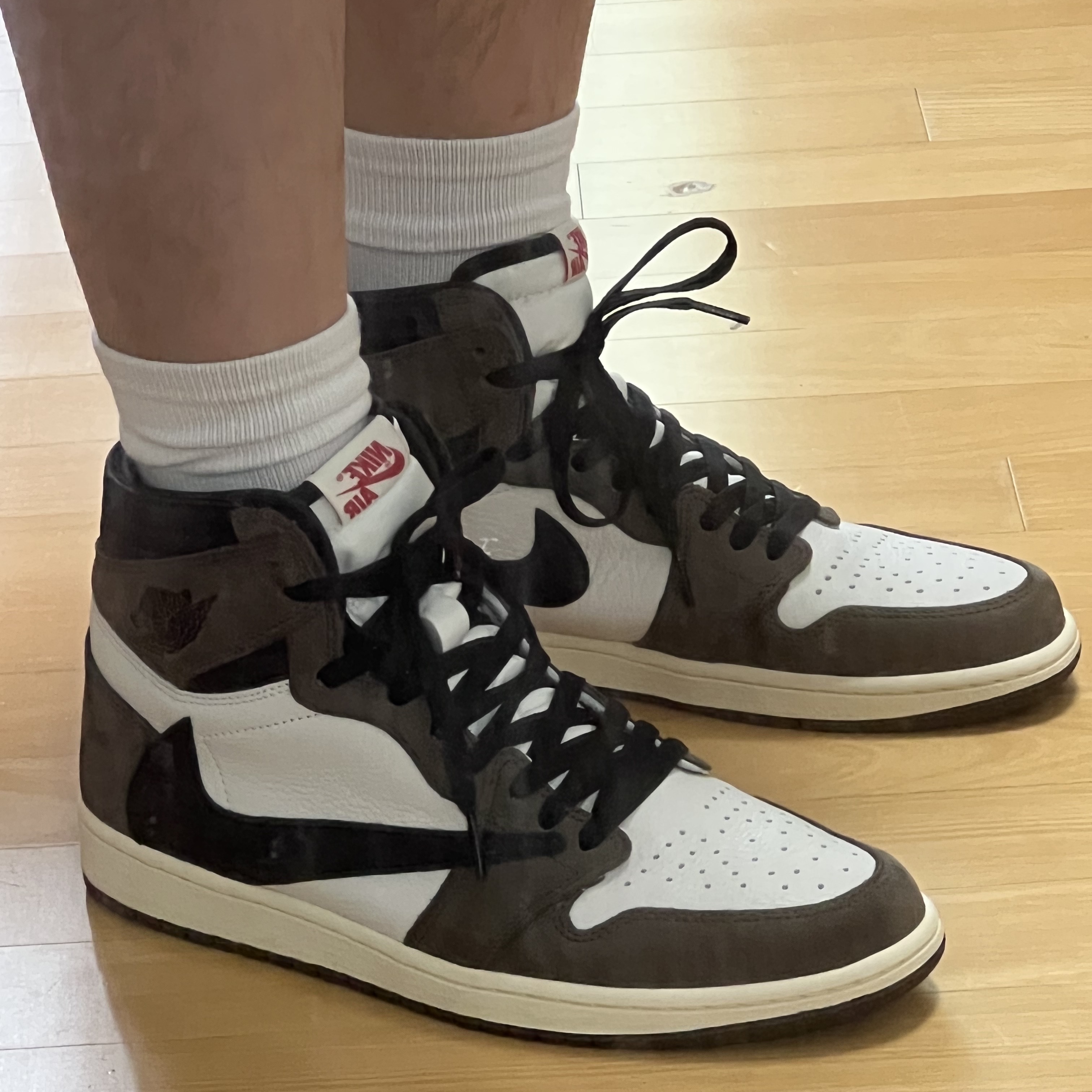 Jordan 1 x Travis Scott Retro High OG SP Mocha 착용 스타일 - 1