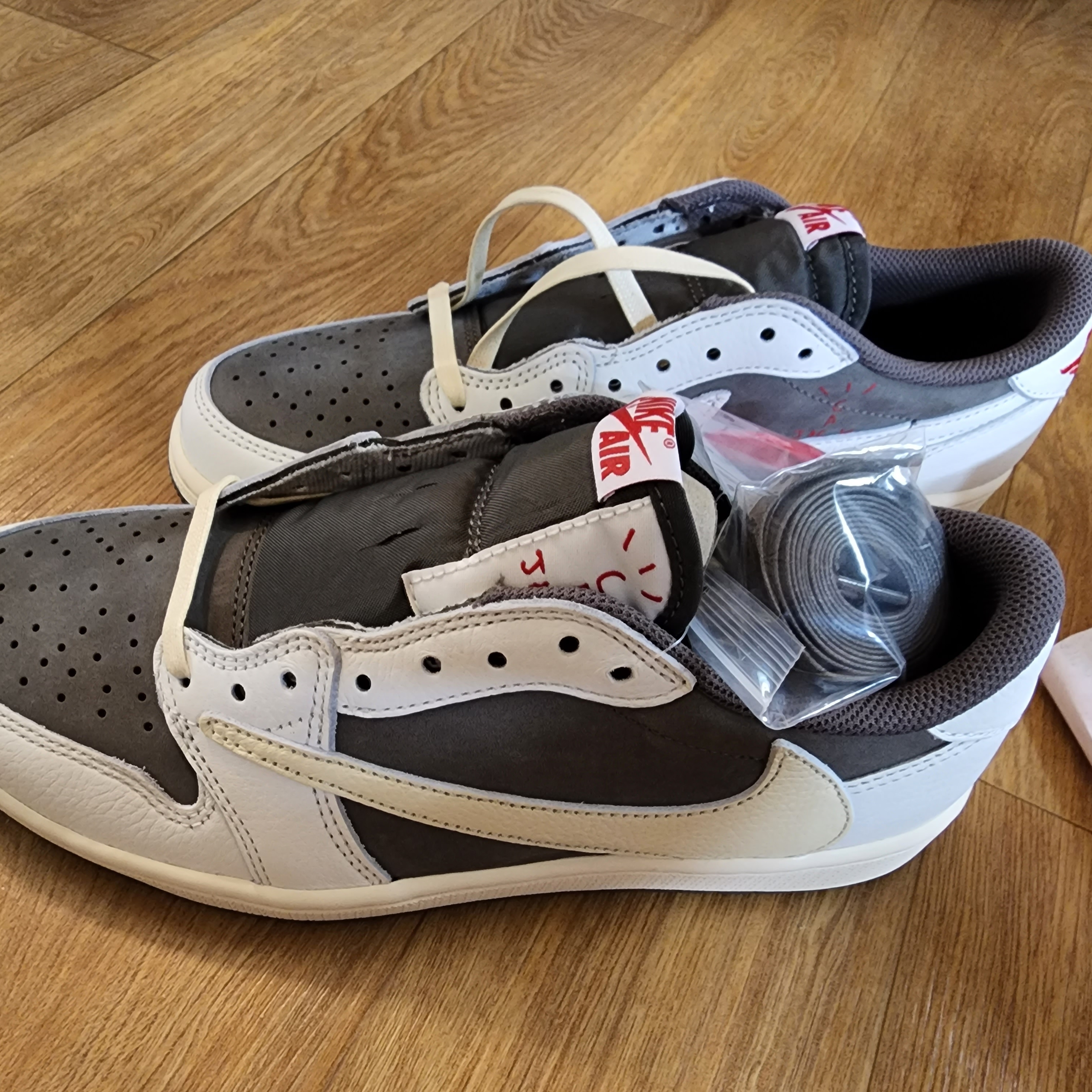 Jordan 1 x Travis Scott Retro Low OG SP Sail and Ridgerock 착용 스타일 - 2