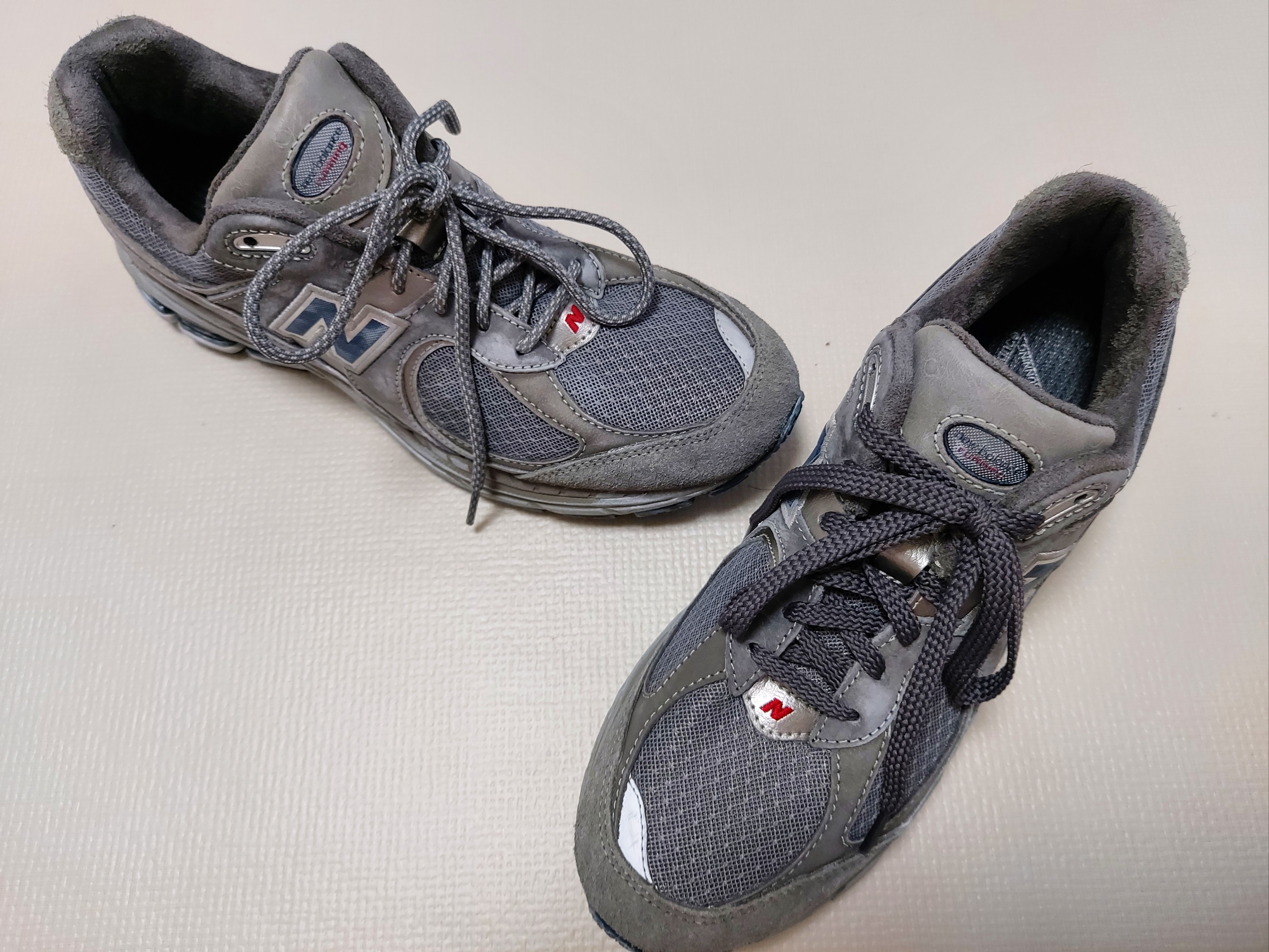 New Balance 2002R Premium Vintage Grey 착용 스타일 - 1