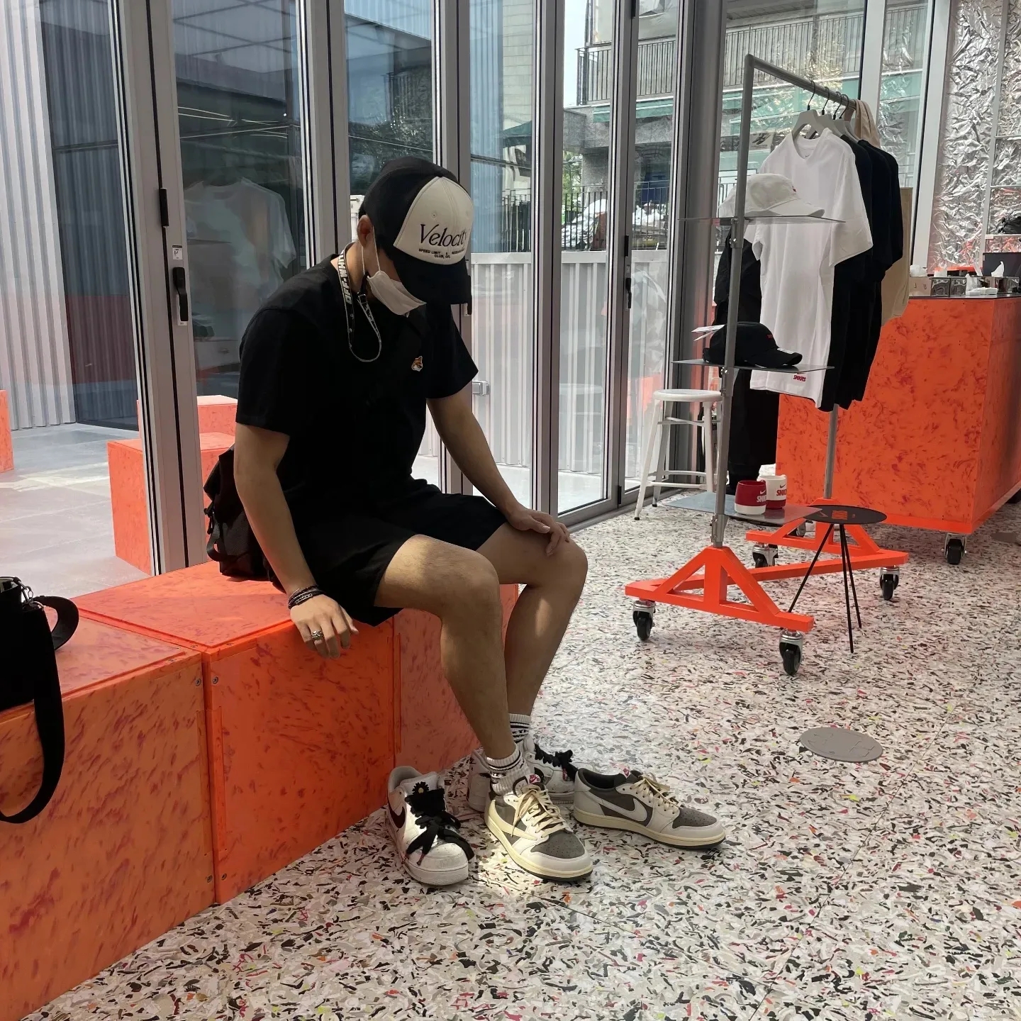 Jordan 1 x Travis Scott Retro Low OG SP Sail and Ridgerock, Maison Kitsune Fox Head Patch Classic T-Shirt Black 착용 스타일 - 2
