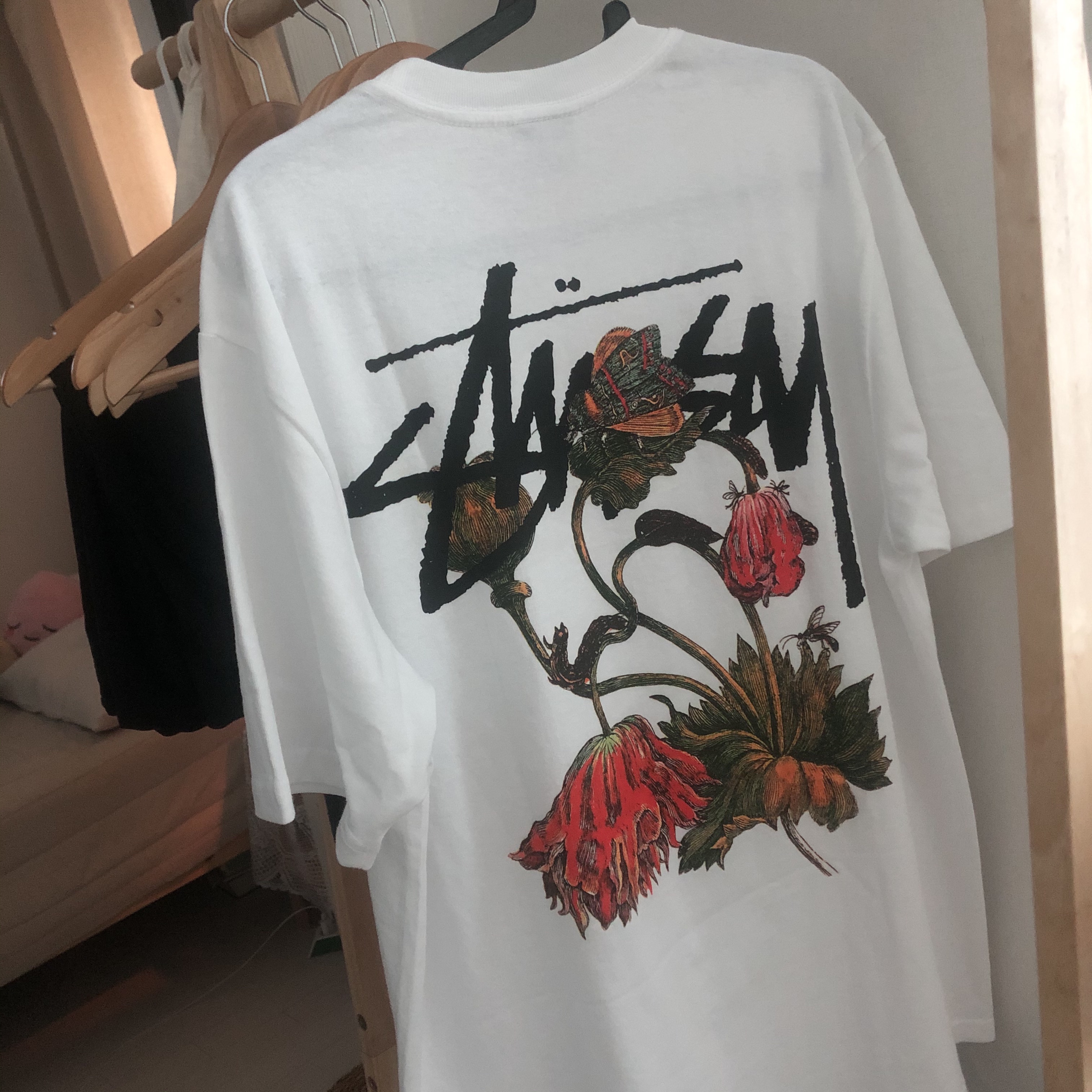 Stussy Withered Flower T-Shirt White 착용 스타일