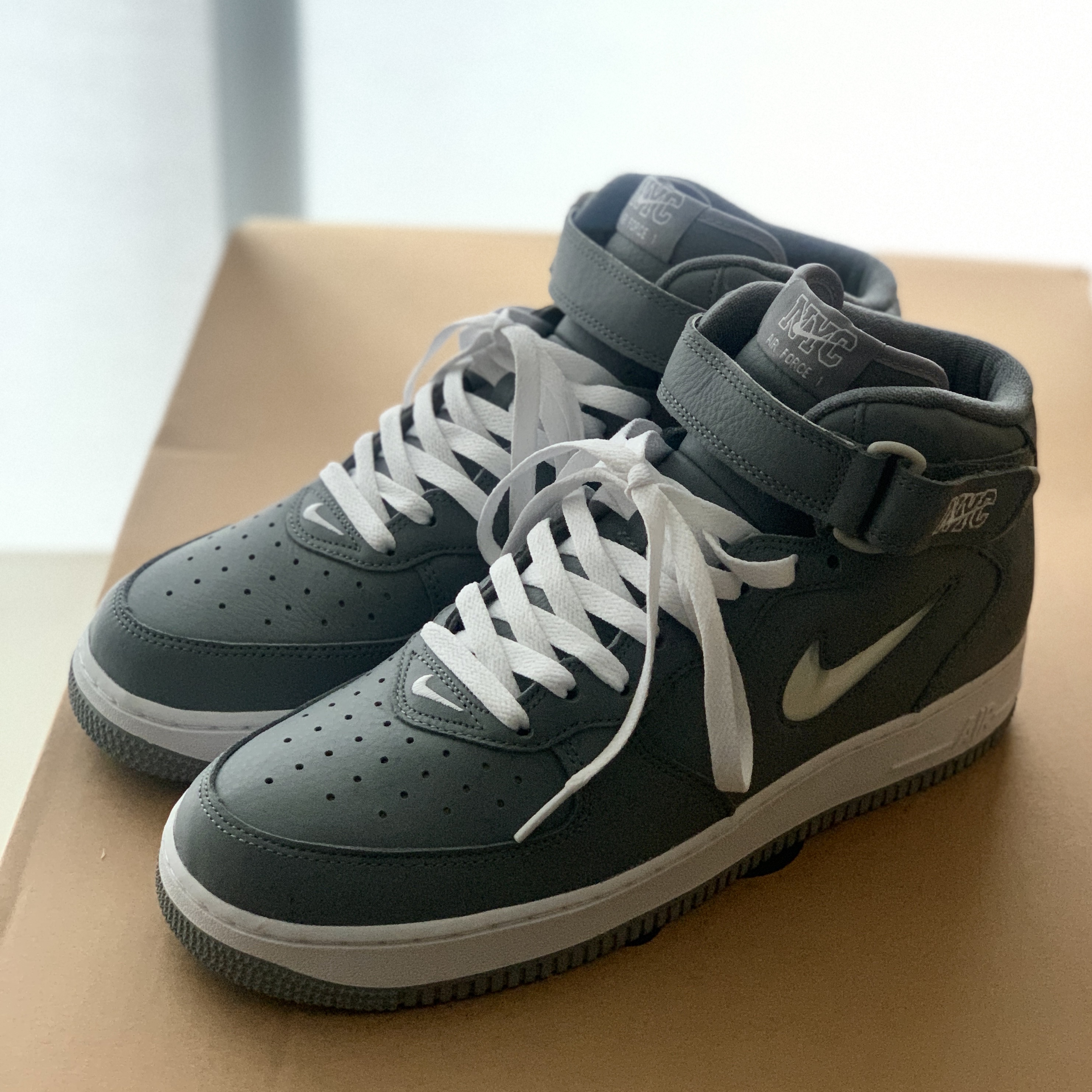 Nike Air Force 1 Mid QS NYC Cool Grey 착용 스타일